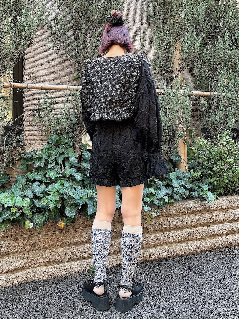 ブラック系のサンダル、ブラック系のつなぎ/オールインワン、ブラック系の付け襟を着用したレディースの冬コーディネートの2枚目の写真