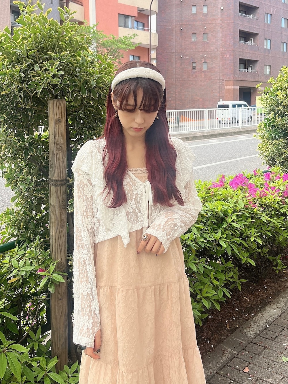 ホワイト系のパンプス、ピンク系のワンピース、ピンク系のキャミソールを着用したレディースの春コーディネートの2枚目の写真