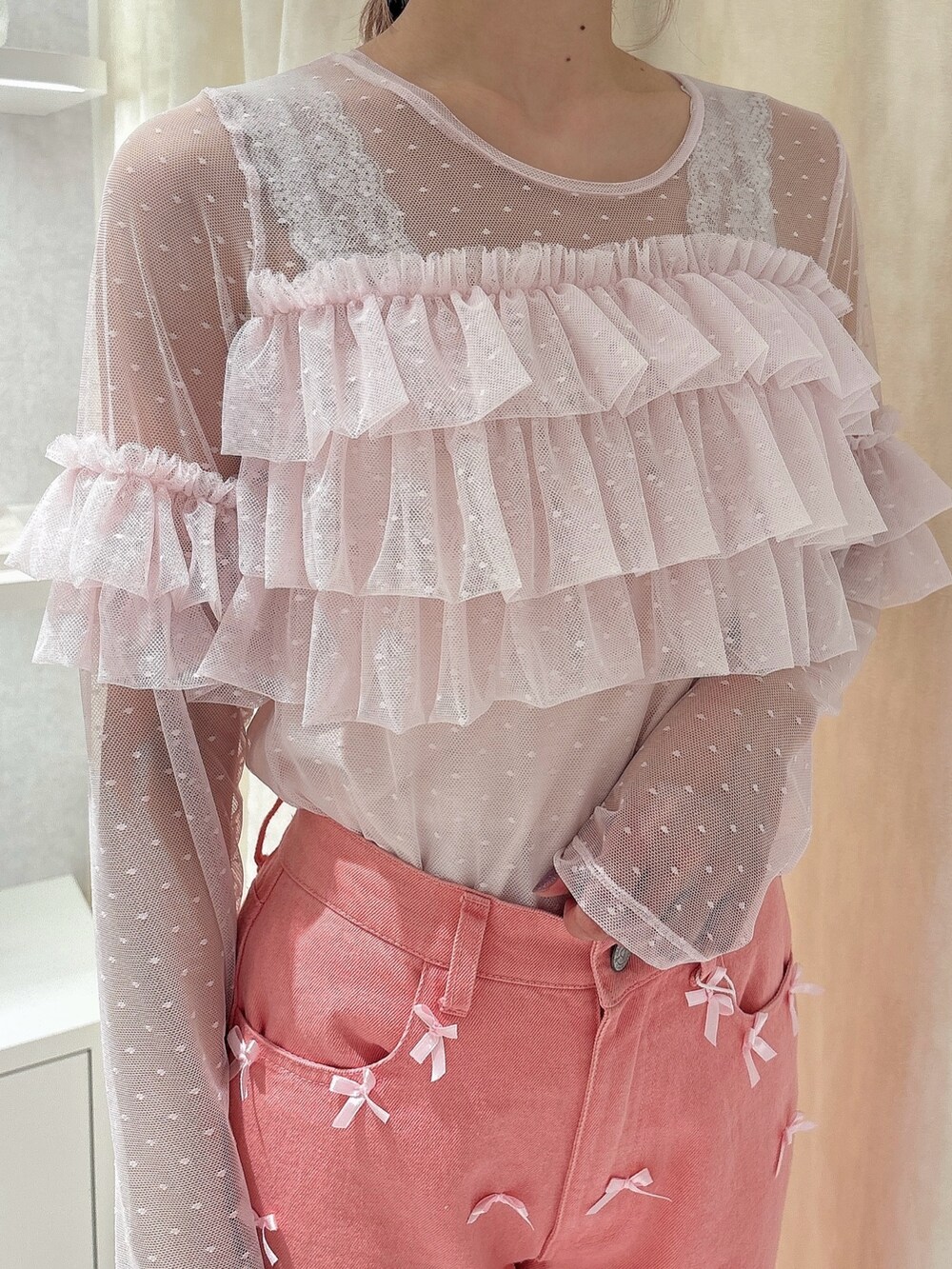 ピンク系のTシャツ/カットソー、ピンク系のデニムパンツ、ホワイト系のスニーカーを着用したレディースの夏コーディネートの5枚目の写真