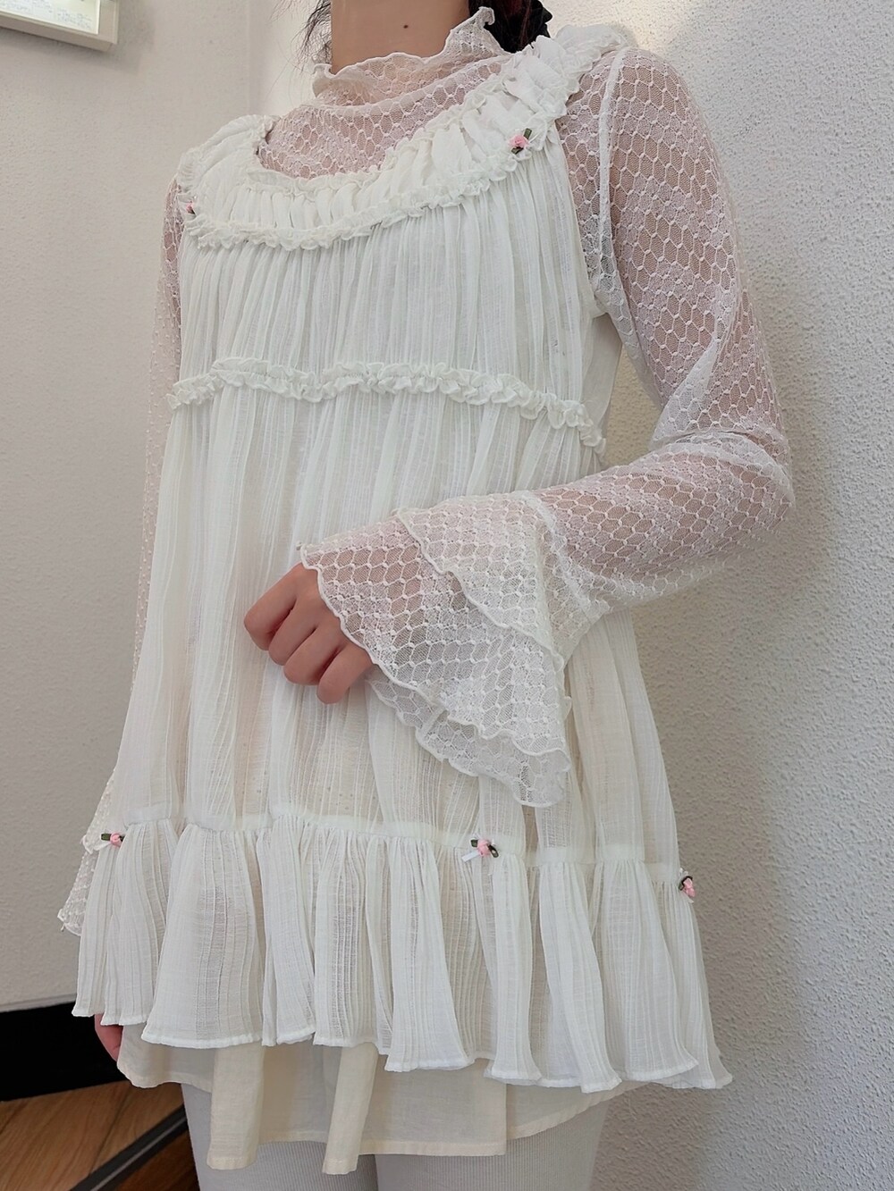 ホワイト系のTシャツ/カットソー、ホワイト系のショルダーバッグ、ホワイト系のスウェットパンツを着用したレディースの春コーディネートの6枚目の写真