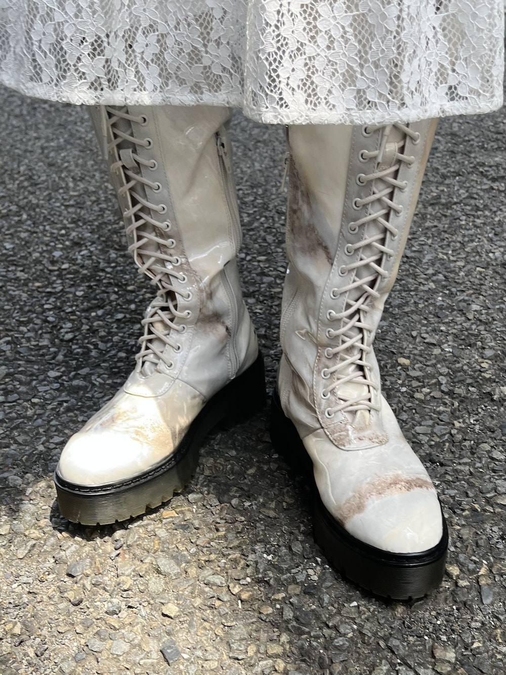 ホワイト系のスカート、ホワイト系のドレスシューズ、ブラック系のシャツ/ブラウスを着用したレディースの夏コーディネートの3枚目の写真