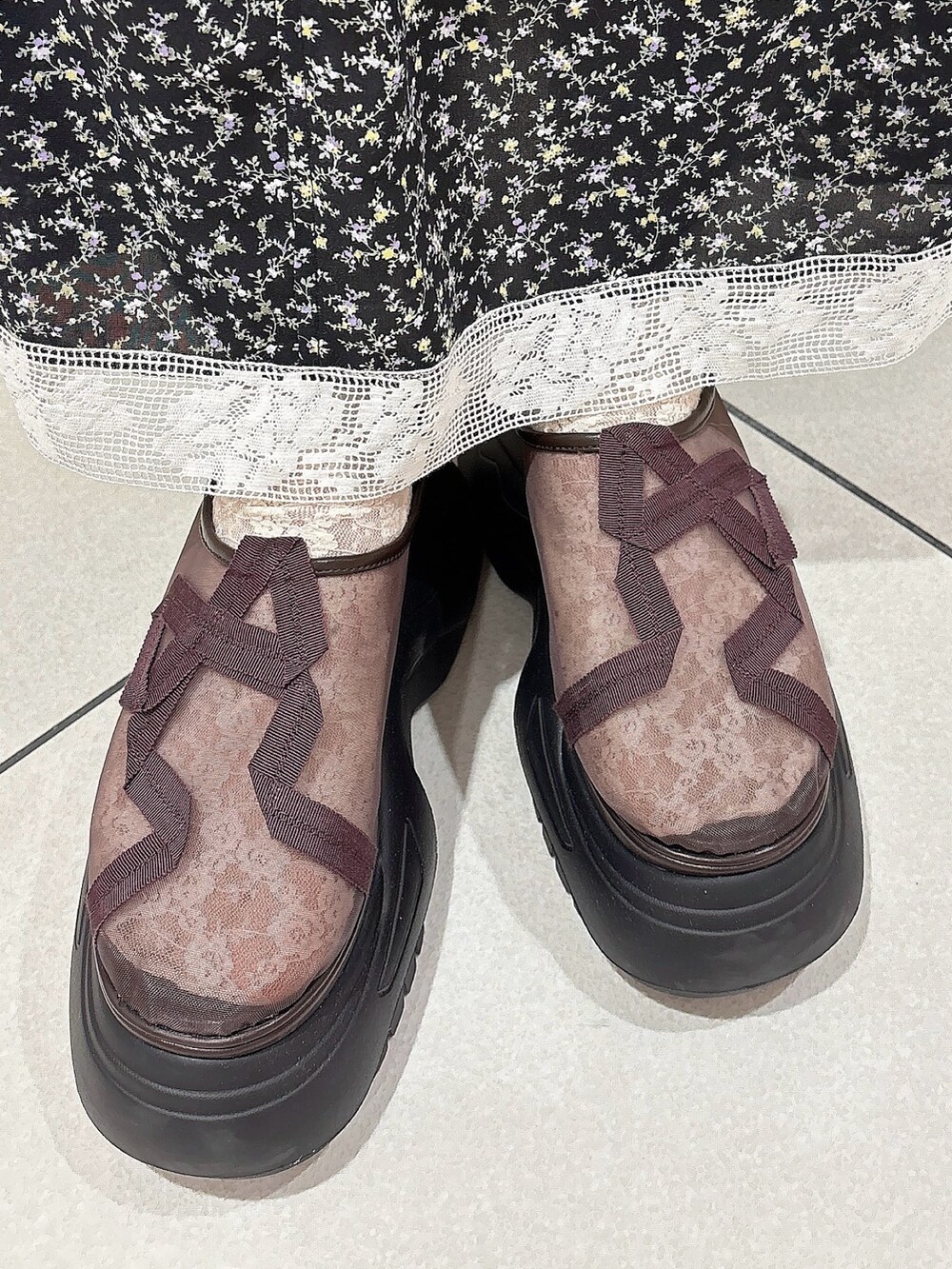 ホワイト系のテーラードジャケット、ホワイト系のTシャツ/カットソー、ブラック系のスカートを着用したレディースの春コーディネートの6枚目の写真