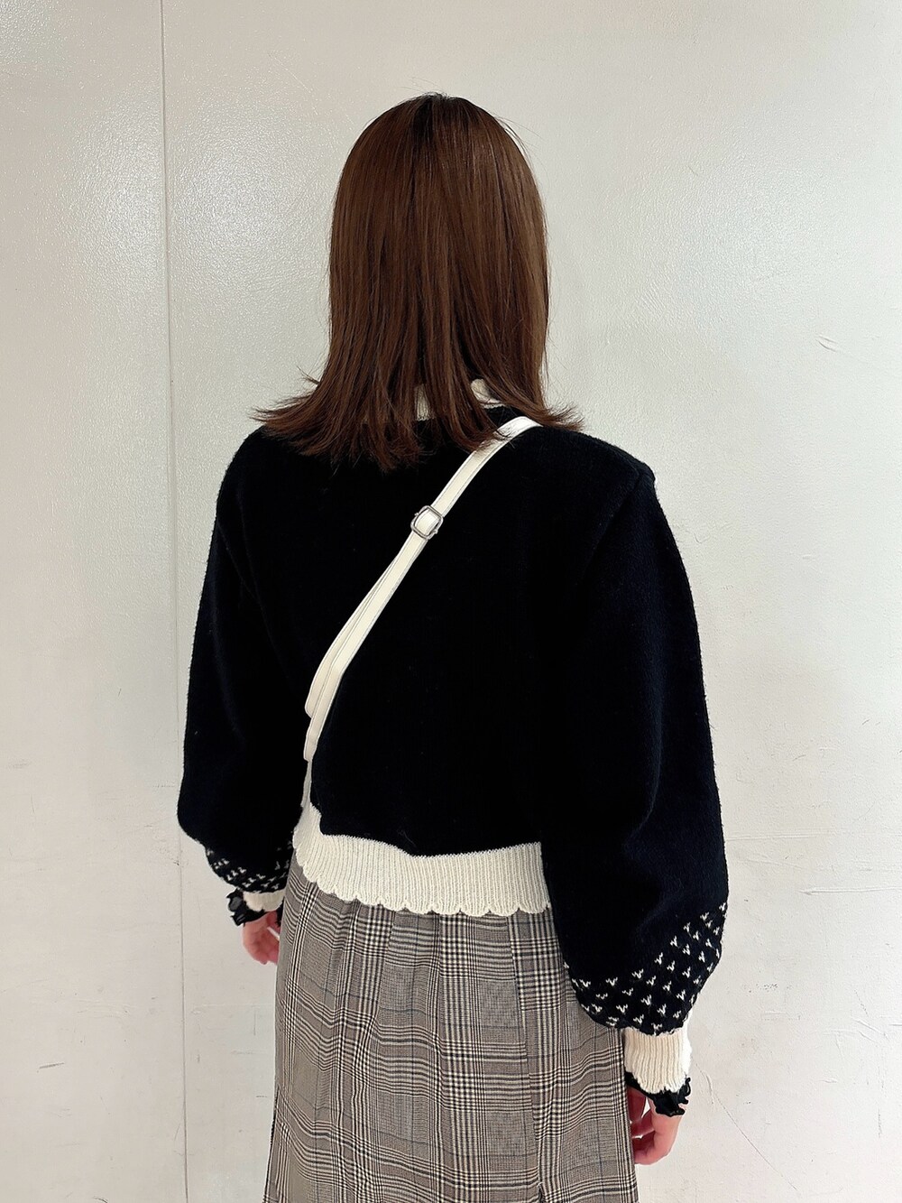 ブラック系のカーディガン/ボレロ、ブラック系のTシャツ/カットソー、ホワイト系のショルダーバッグを着用したレディースの秋コーディネートの4枚目の写真