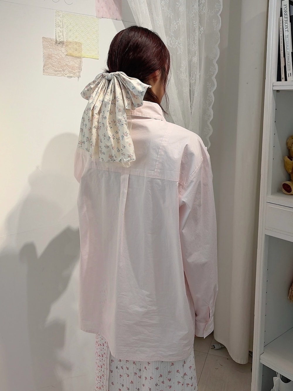 ピンク系のシャツ/ブラウス、ピンク系のスカート、ベージュ系のボストンバッグを着用したレディースの冬コーディネートの4枚目の写真