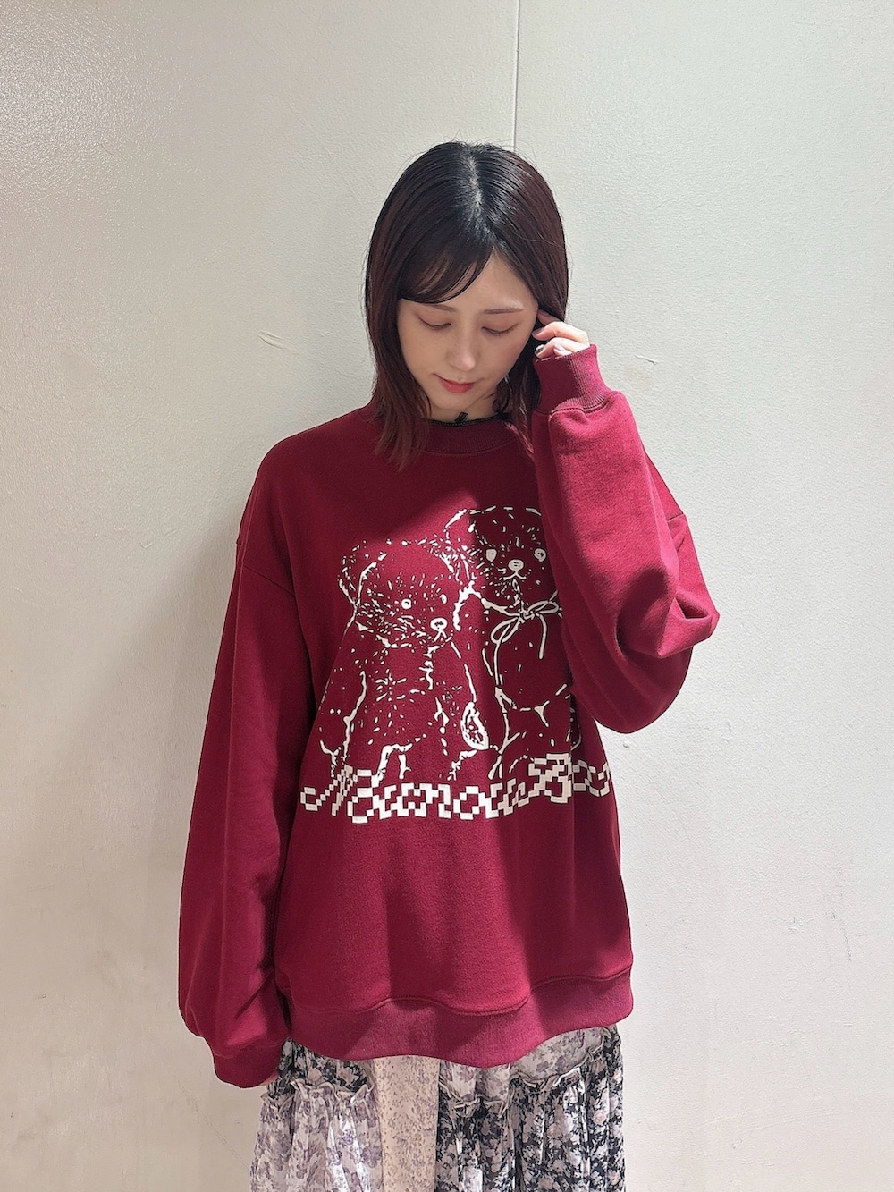 レッド系のスウェット、ブラック系のスカート、ブラウン系のブーツを着用したレディースの秋コーディネートの3枚目の写真