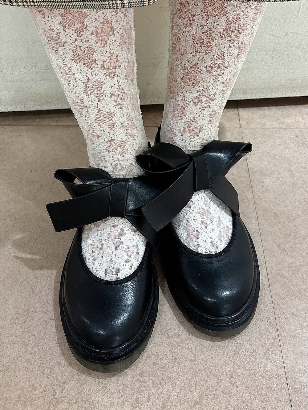 ブラック系のカーディガン/ボレロ、ブラック系のTシャツ/カットソー、ホワイト系のショルダーバッグを着用したレディースの秋コーディネートの7枚目の写真