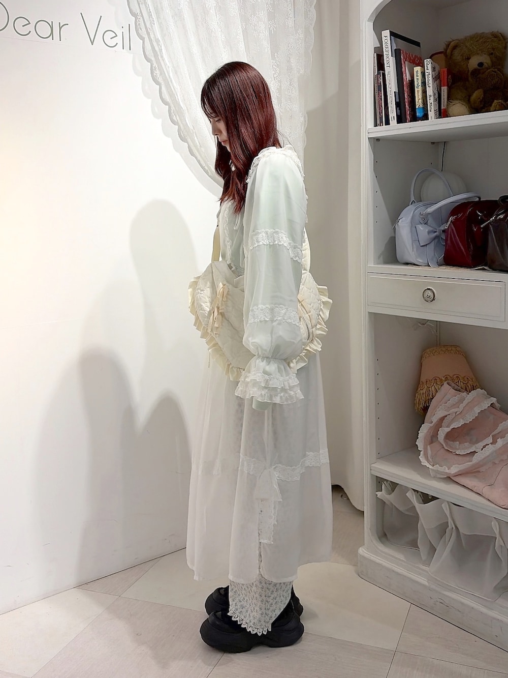 グリーン系のTシャツ/カットソー、ホワイト系のワンピース、ブルー系のカーゴパンツを着用したレディースの秋コーディネートの2枚目の写真