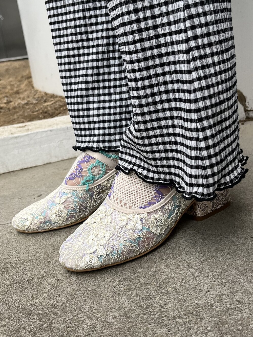 ブラック系のその他パンツ、ホワイト系のパンプス、ピンク系のワンピースを着用したレディースの春コーディネートの4枚目の写真