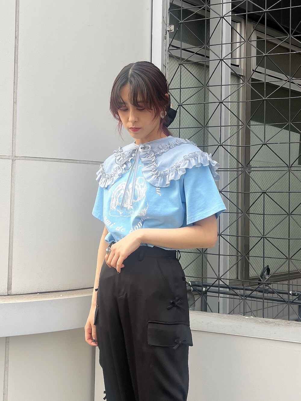 ブラック系のサンダル、ブラック系のカーゴパンツ、ブルー系のTシャツ/カットソーを着用したレディースの春コーディネートの2枚目の写真