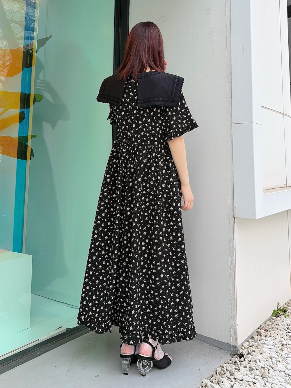 ブラック系のワンピース、ブラック系のサンダルを着用したレディースの春コーディネートの2枚目の写真