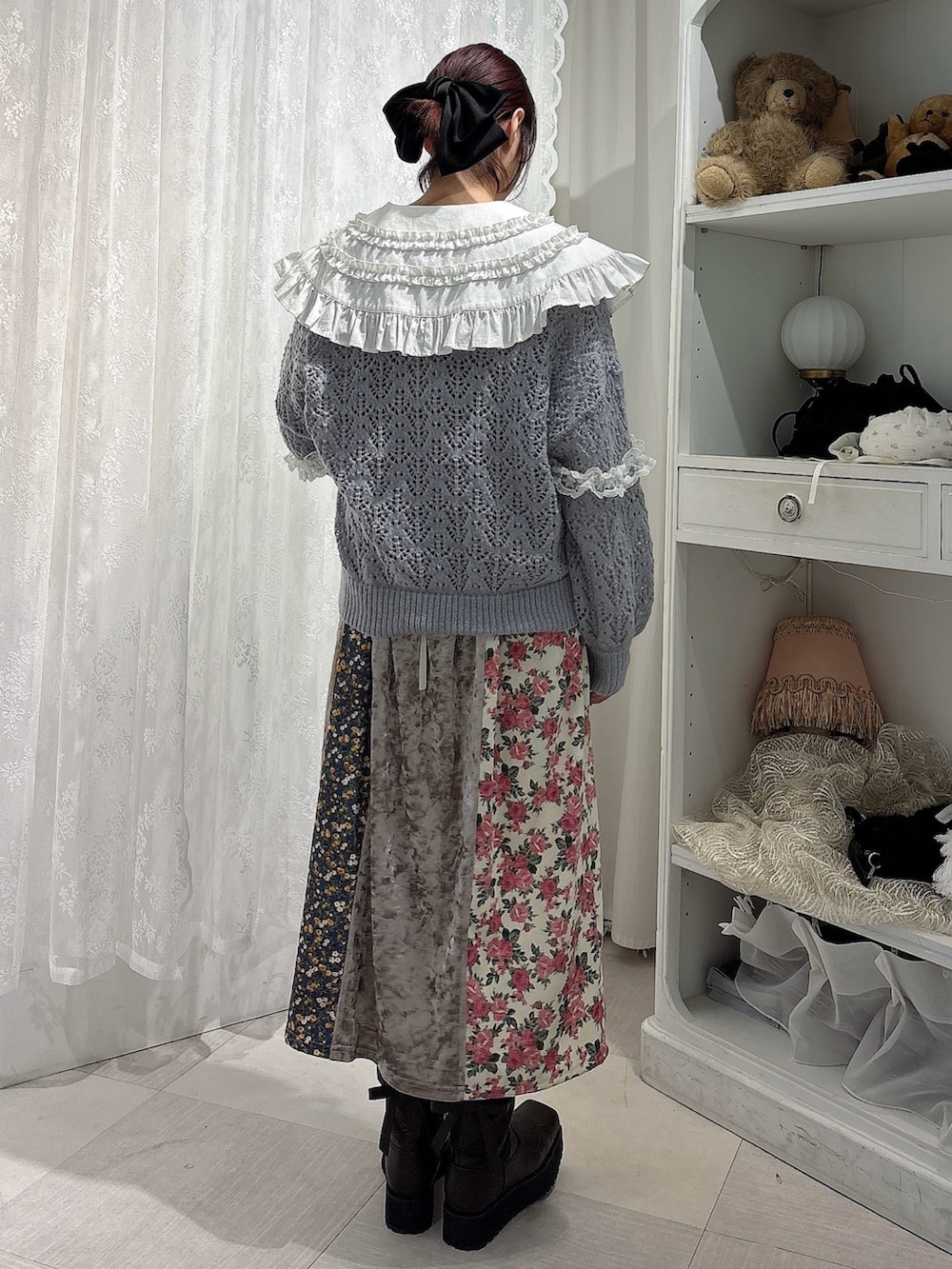 ブルー系のカーディガン/ボレロ、ピンク系のワンピース、ホワイト系のシャツ/ブラウスを着用したレディースの秋コーディネートの2枚目の写真