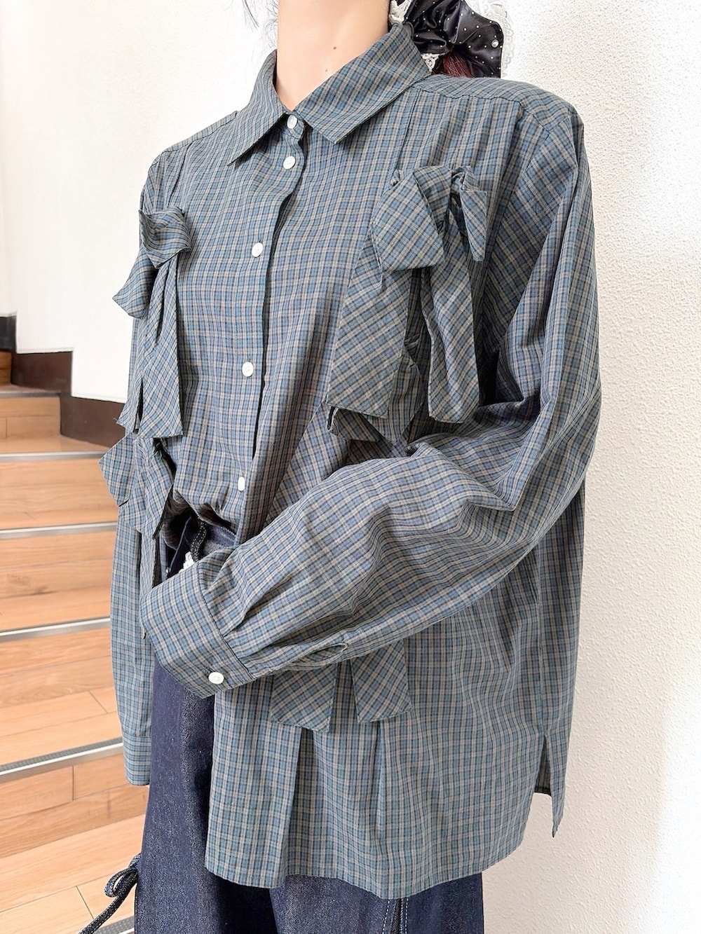 グリーン系のシャツ/ブラウス、ブルー系のデニムパンツ、ブラック系のスニーカーを着用したレディースの秋コーディネートの6枚目の写真