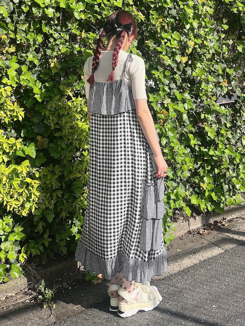 その他のワンピース、ホワイト系のサンダル、ホワイト系のニット/セーターを着用したレディースの春コーディネートの3枚目の写真