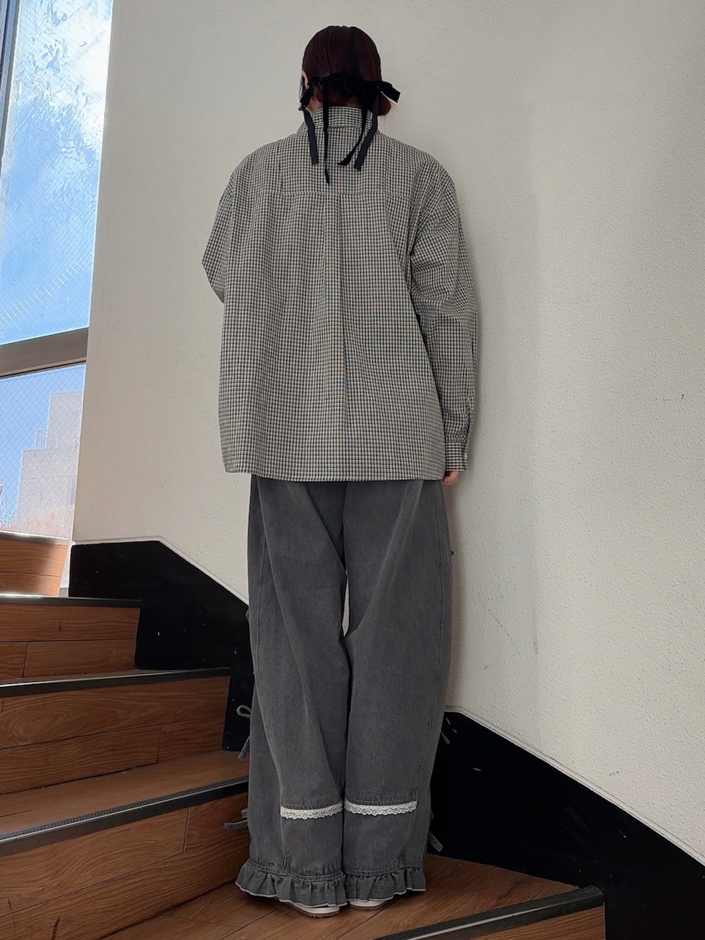 その他のシャツ/ブラウス、グレー系のデニムパンツ、ブラック系のスニーカーを着用したレディースの冬コーディネートの2枚目の写真