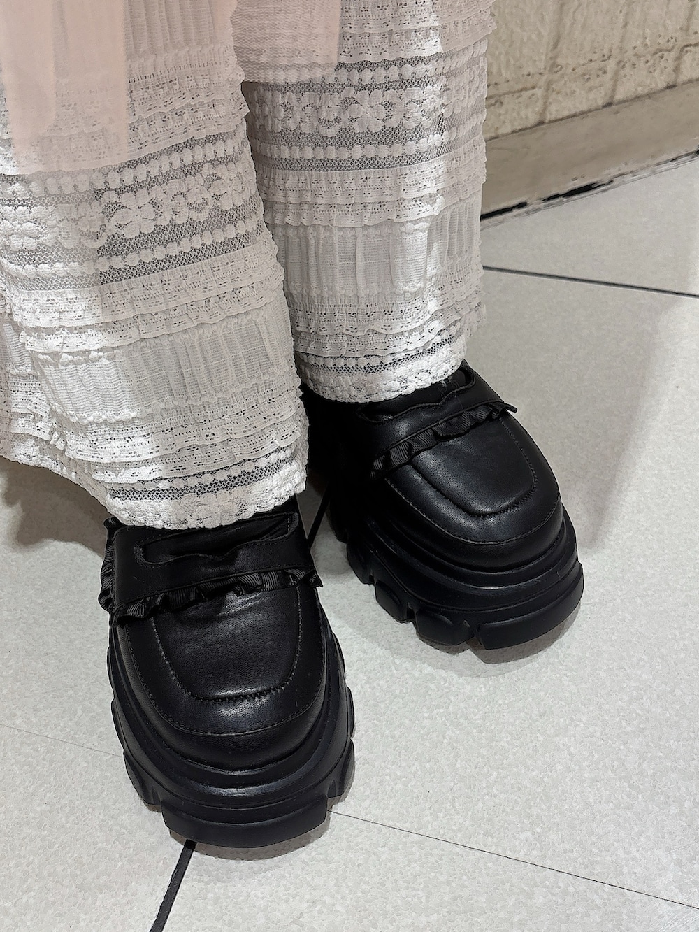 ピンク系のワンピース、ホワイト系のその他パンツ、ブラック系のローファーを着用したレディースの春コーディネートの6枚目の写真