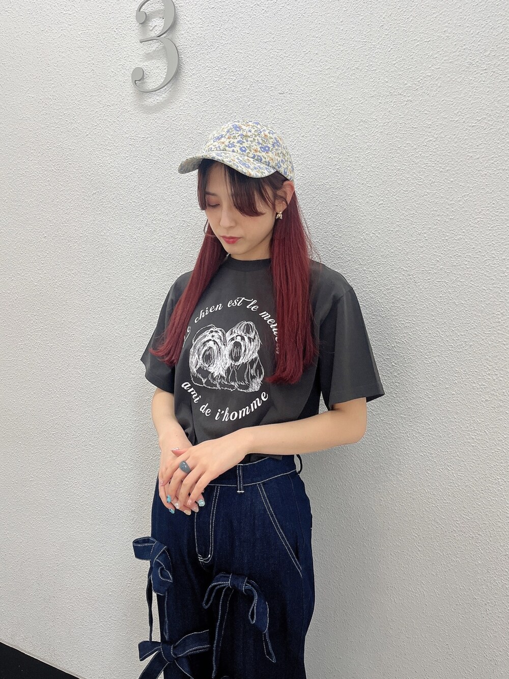 グレー系のTシャツ/カットソー、グリーン系のパンプス、ブルー系のデニムパンツを着用したレディースの春コーディネートの2枚目の写真
