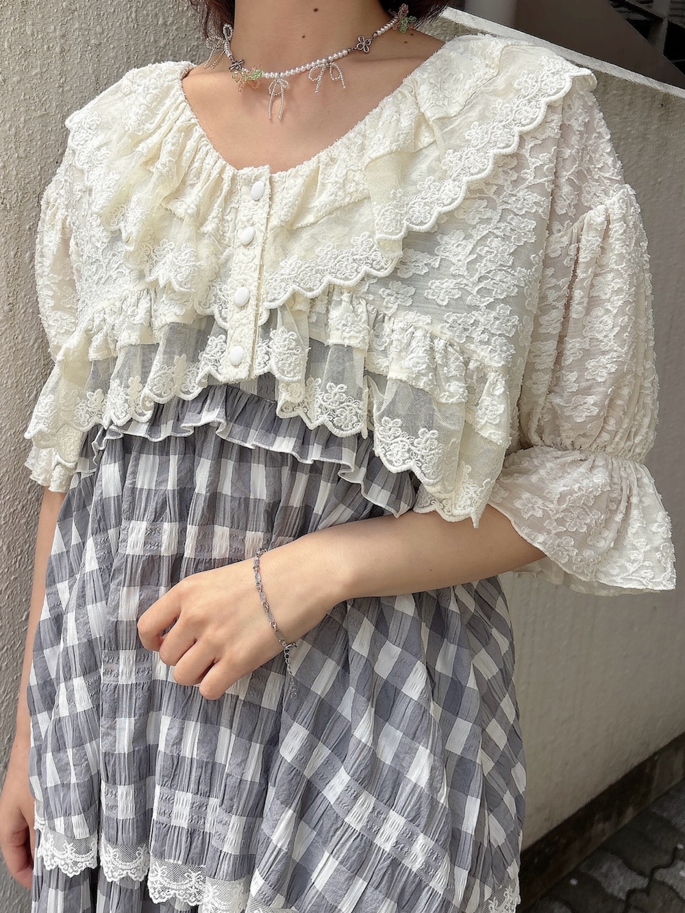 ホワイト系のカーディガン/ボレロ、グレー系のワンピース、ホワイト系のバレエシューズを着用したレディースの春コーディネートの5枚目の写真