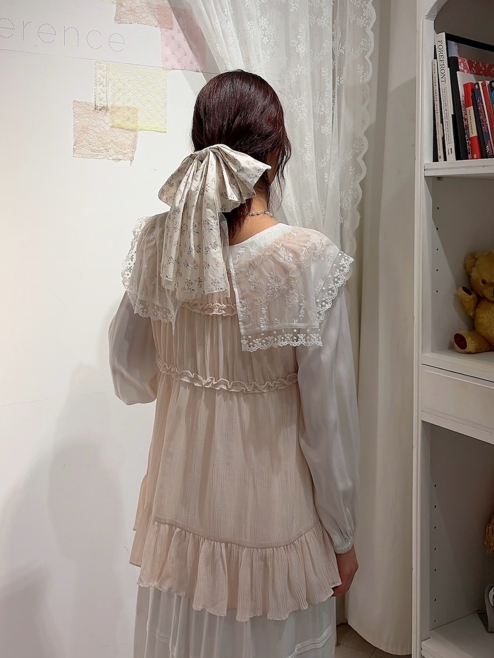 ホワイト系のワンピース、ピンク系のTシャツ/カットソー、ホワイト系のバレエシューズを着用したレディースの冬コーディネートの4枚目の写真