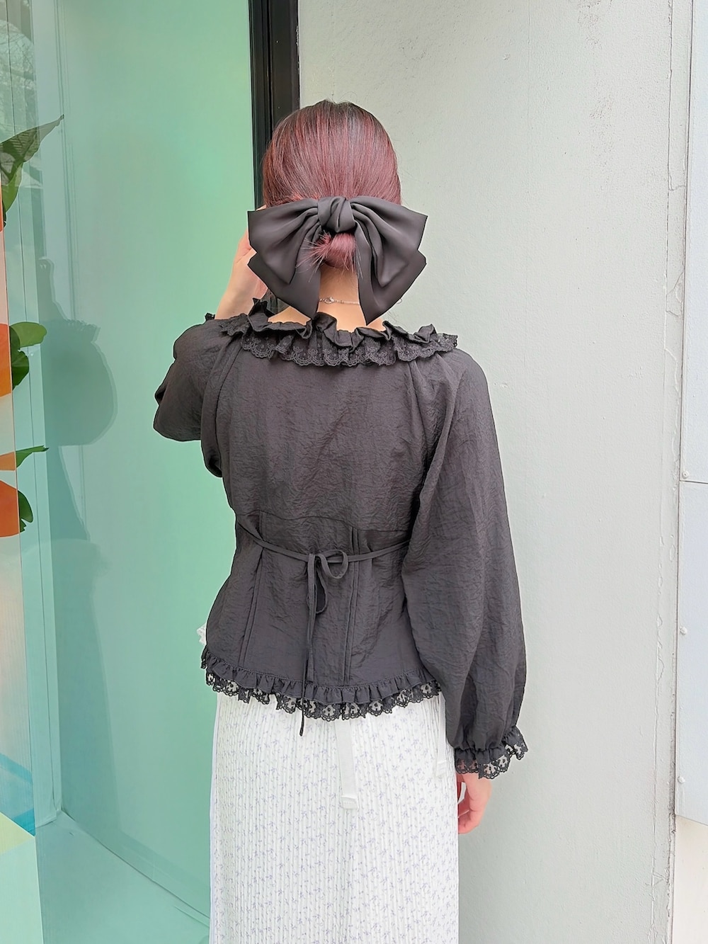 ブラック系のシャツ/ブラウス、ホワイト系のボディバッグ/ウエストポーチ、パープル系のスカートを着用したレディースの春コーディネートの4枚目の写真