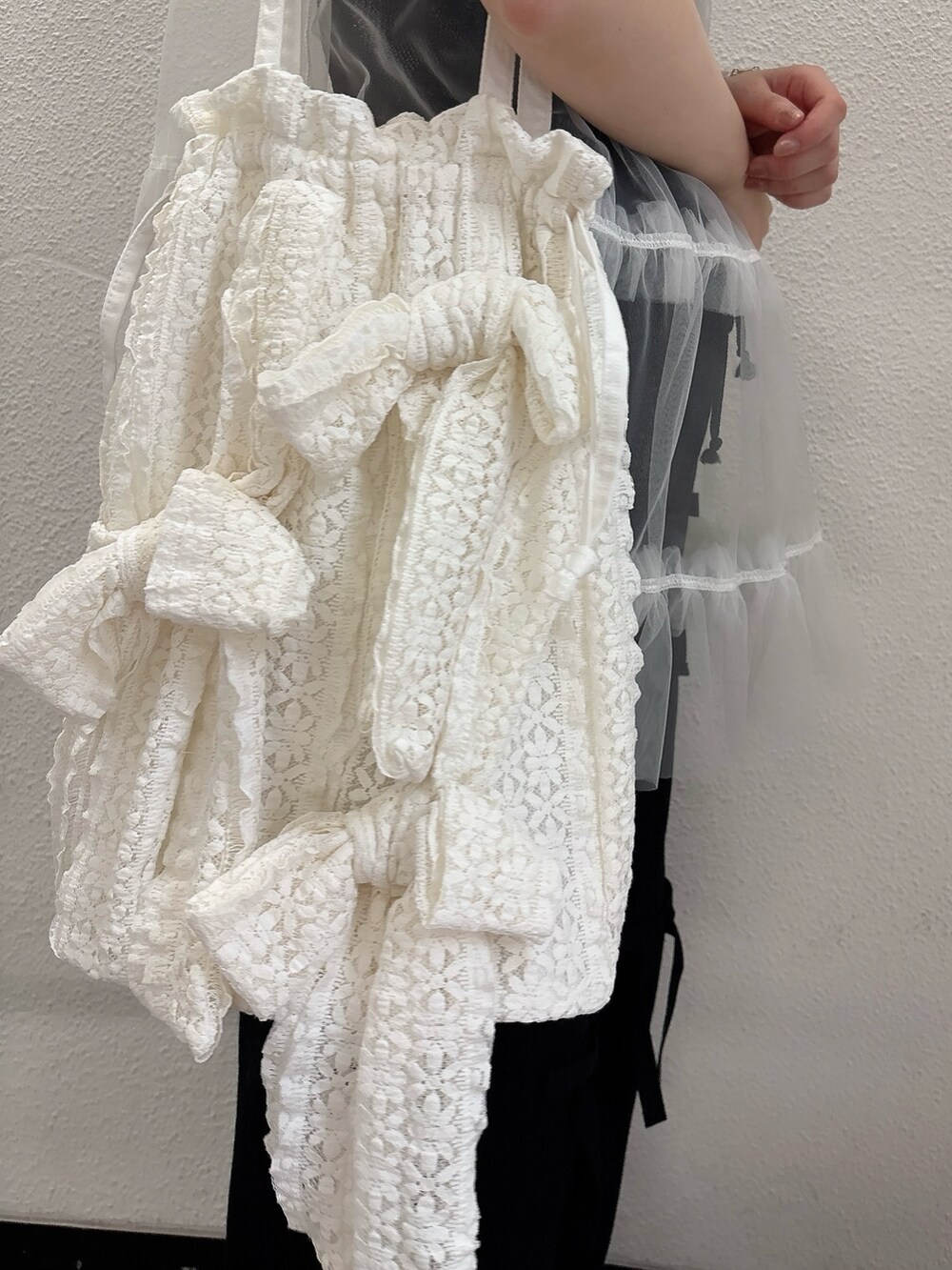 ホワイト系のシャツ/ブラウス、ブラック系のスウェットパンツ、ブラック系のサンダルを着用したレディースの春コーディネートの7枚目の写真