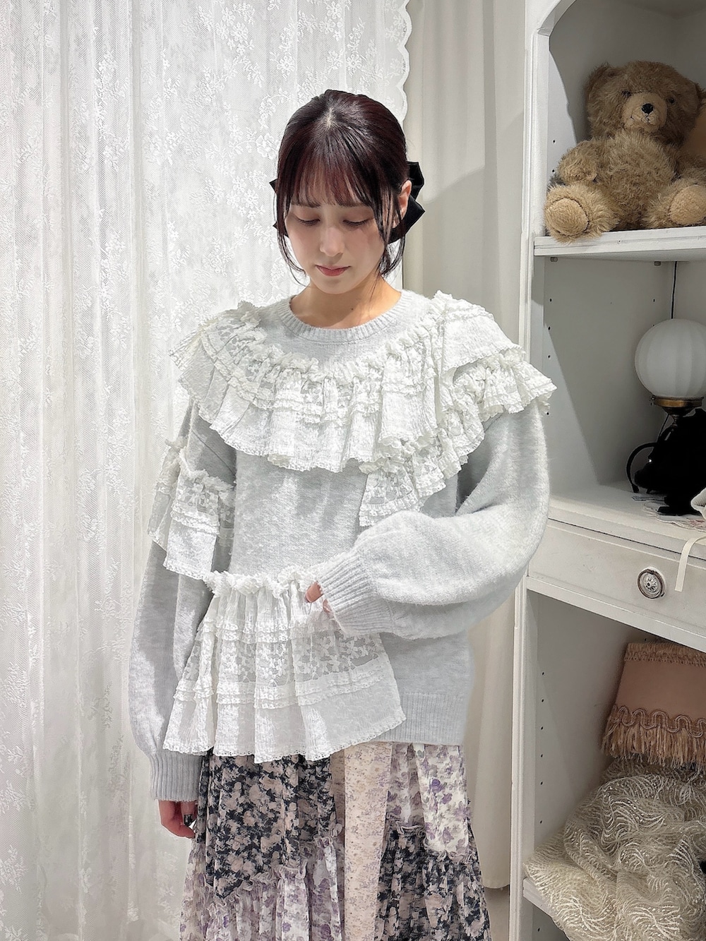 グレー系のニット/セーター、ブラック系のスカート、ピンク系のブーツを着用したレディースの秋コーディネートの3枚目の写真