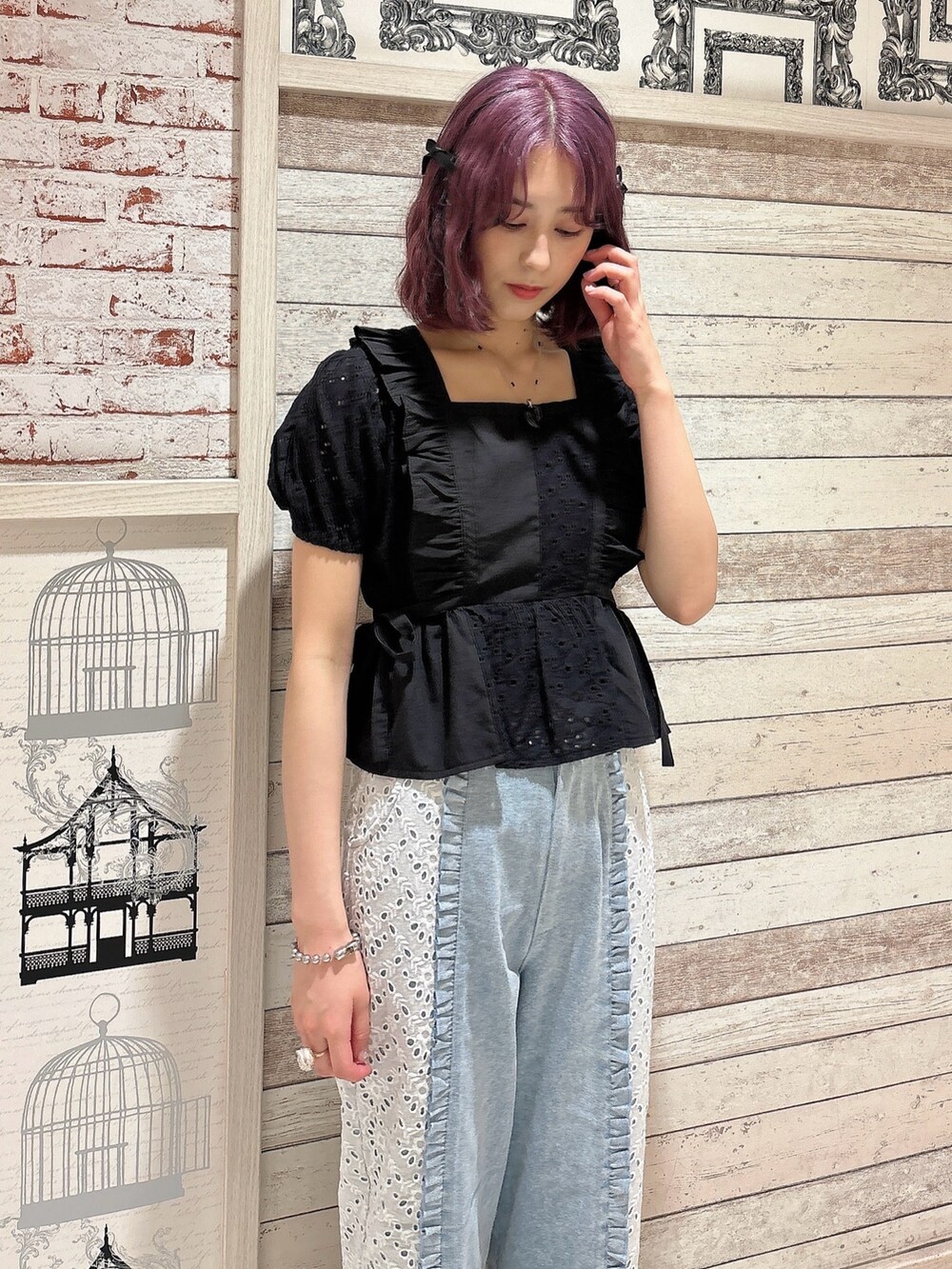 ブルー系のデニムパンツ、ブラック系のシャツ/ブラウスを着用したレディースの春コーディネートの3枚目の写真