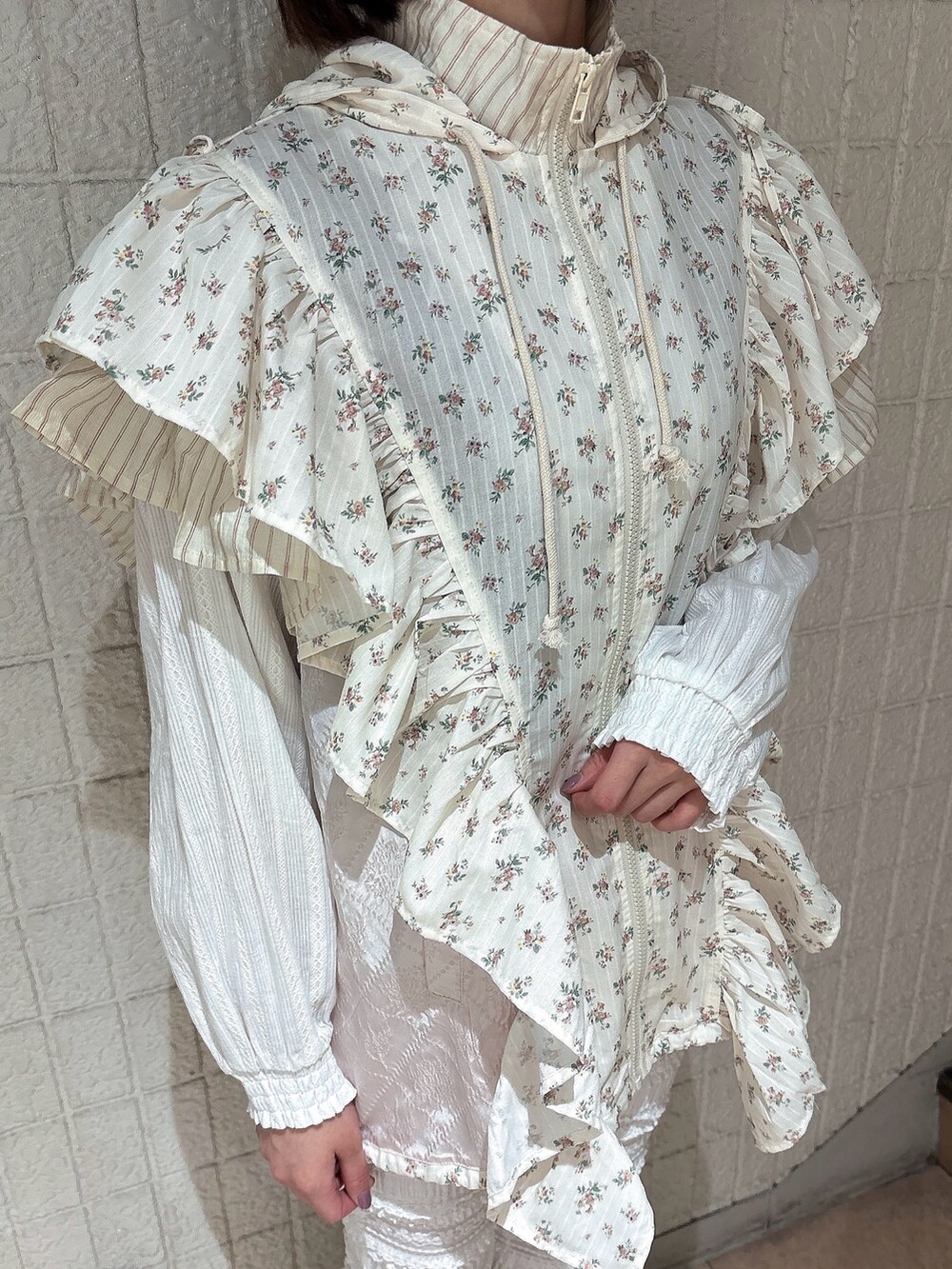 ピンク系のブルゾン、ホワイト系のその他パンツ、ブラック系のスニーカーを着用したレディースの春コーディネートの5枚目の写真