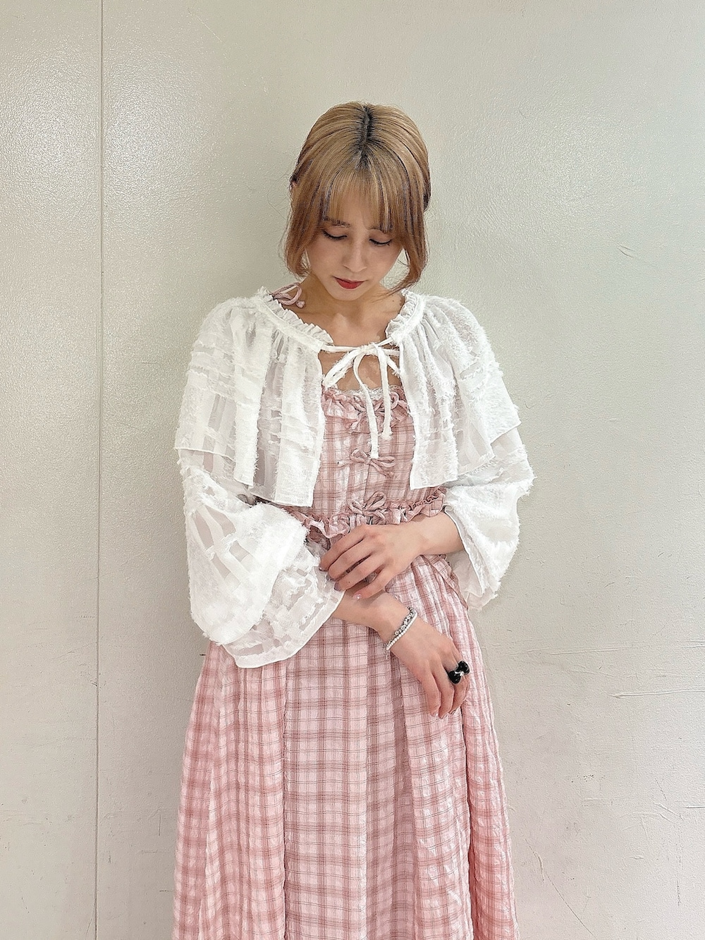 ピンク系のワンピース、ブルー系のデニムパンツ、ホワイト系のシャツ/ブラウスを着用したレディースの夏コーディネートの3枚目の写真