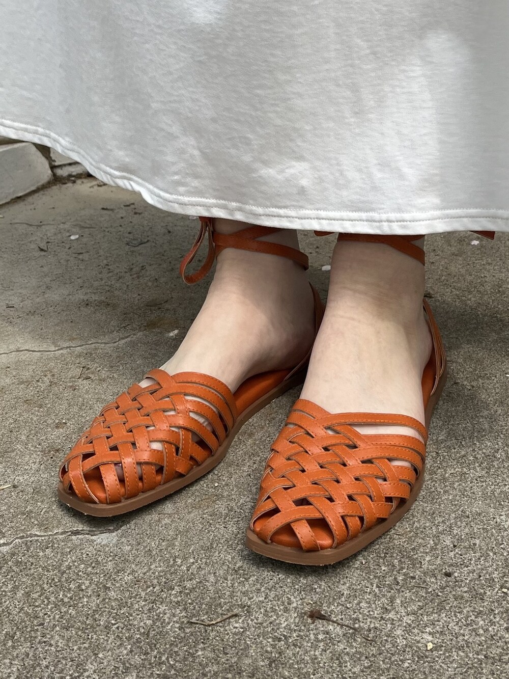 ホワイト系のTシャツ/カットソー、ホワイト系のワンピース、ピンク系のハンドバッグを着用したレディースの春コーディネートの3枚目の写真