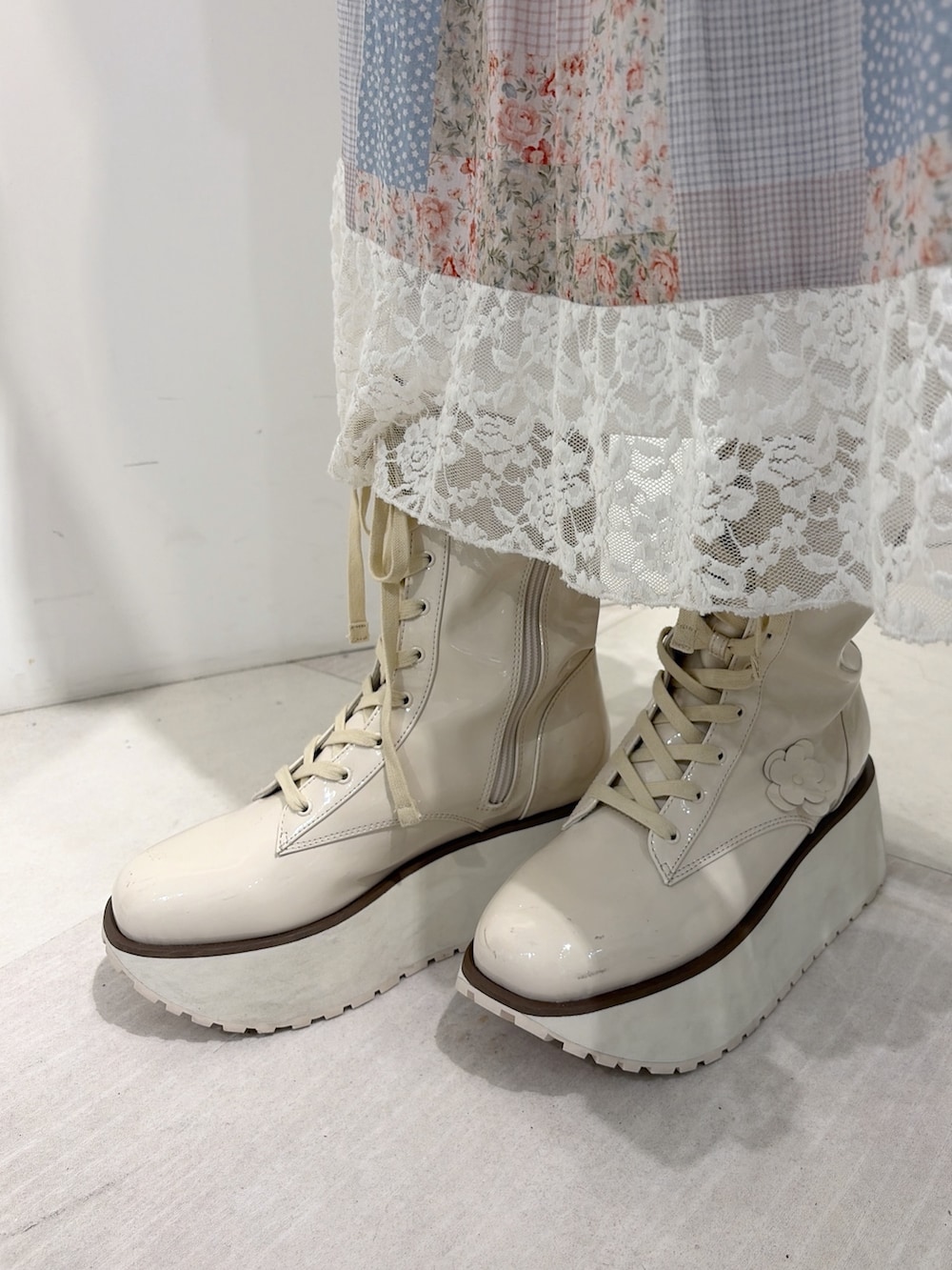グリーン系のカーディガン/ボレロ、グレー系のシャツ/ブラウス、ピンク系のハンドバッグを着用したレディースの夏コーディネートの8枚目の写真