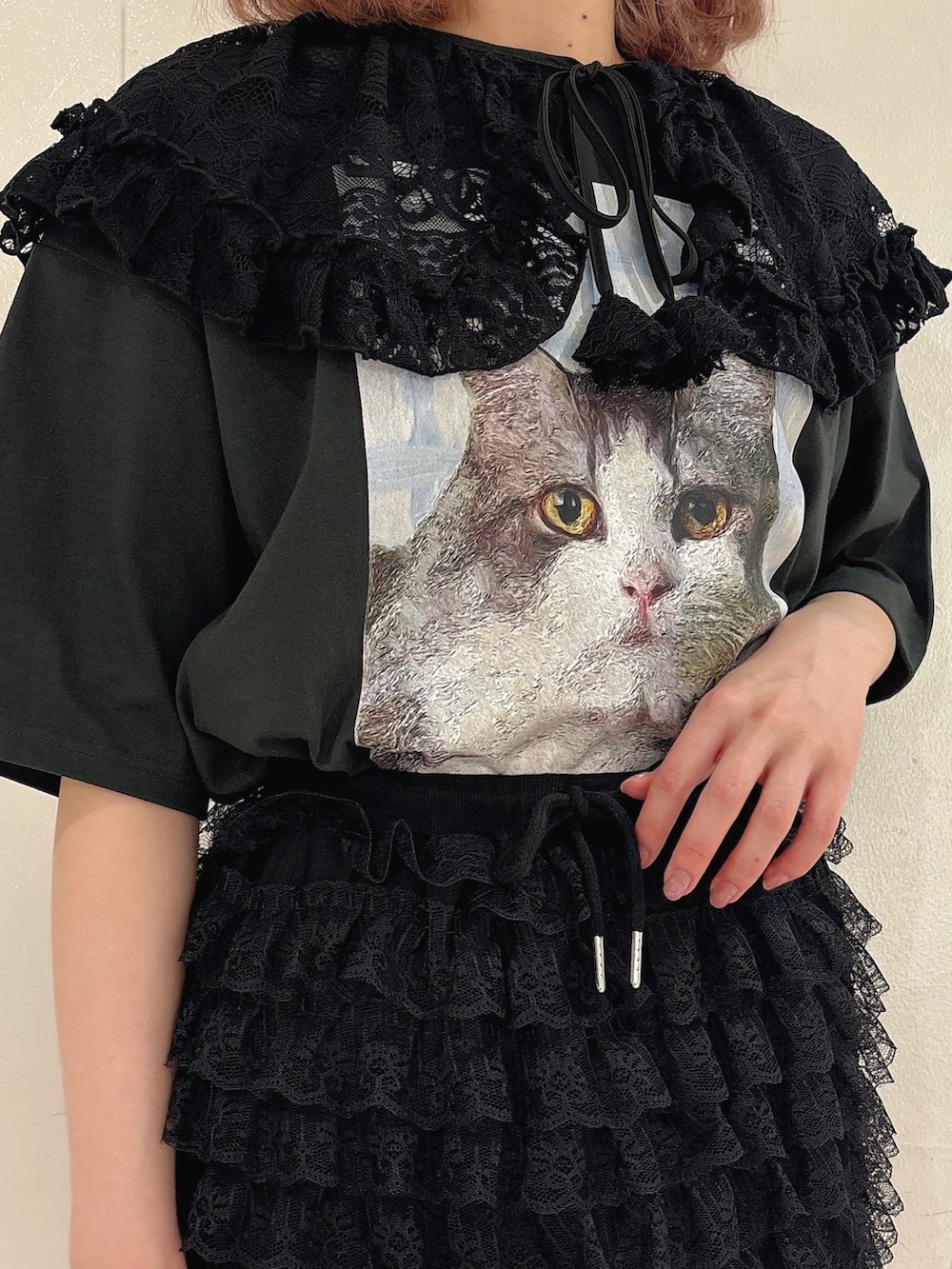 ブラック系のスカート、ブラック系のスウェットパンツ、ブラック系のサンダルを着用したレディースの夏コーディネートの4枚目の写真