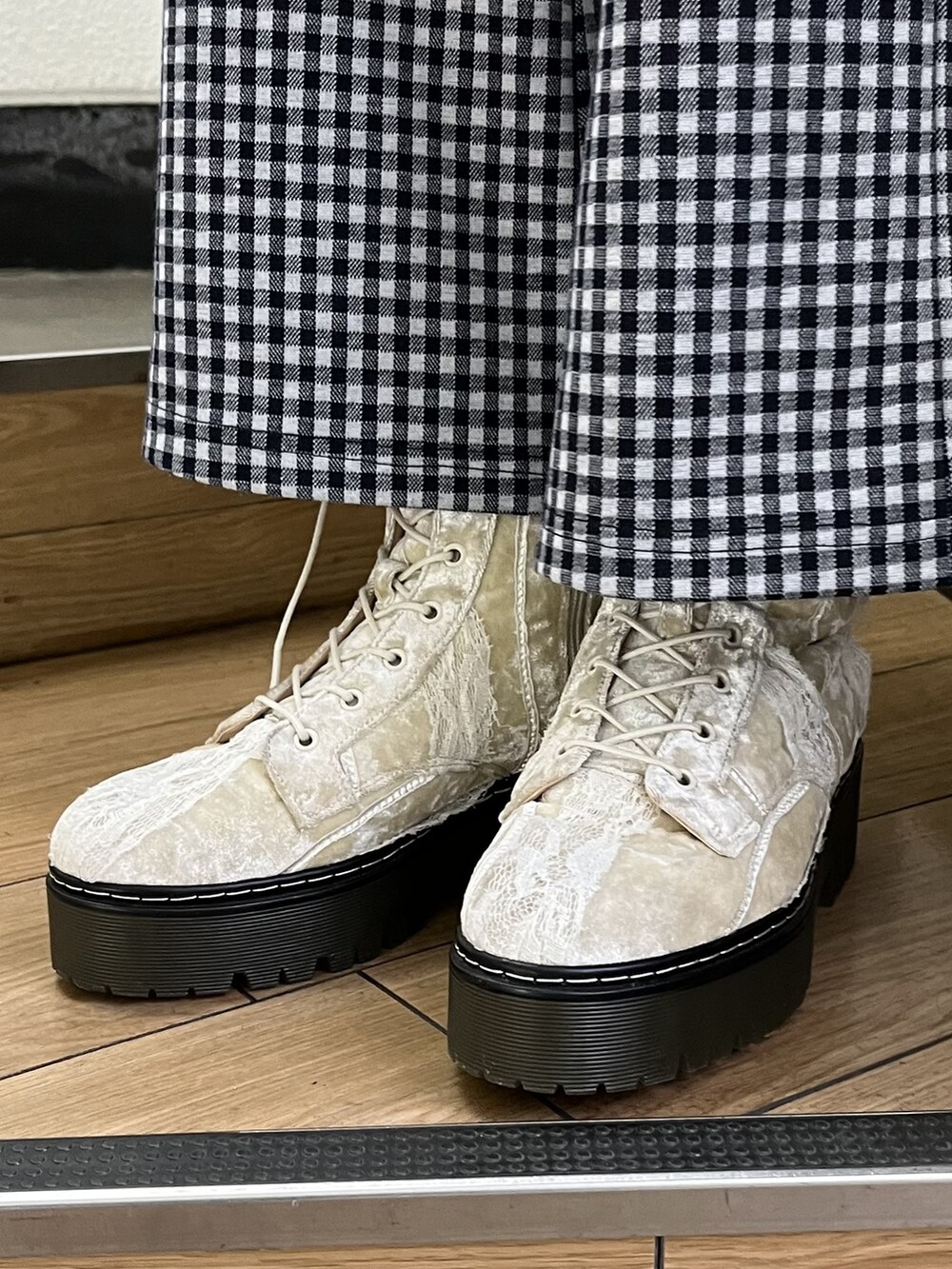 ブラック系のその他アウター、ブラック系のその他パンツ、ホワイト系のブーツを着用したレディースの冬コーディネートの3枚目の写真