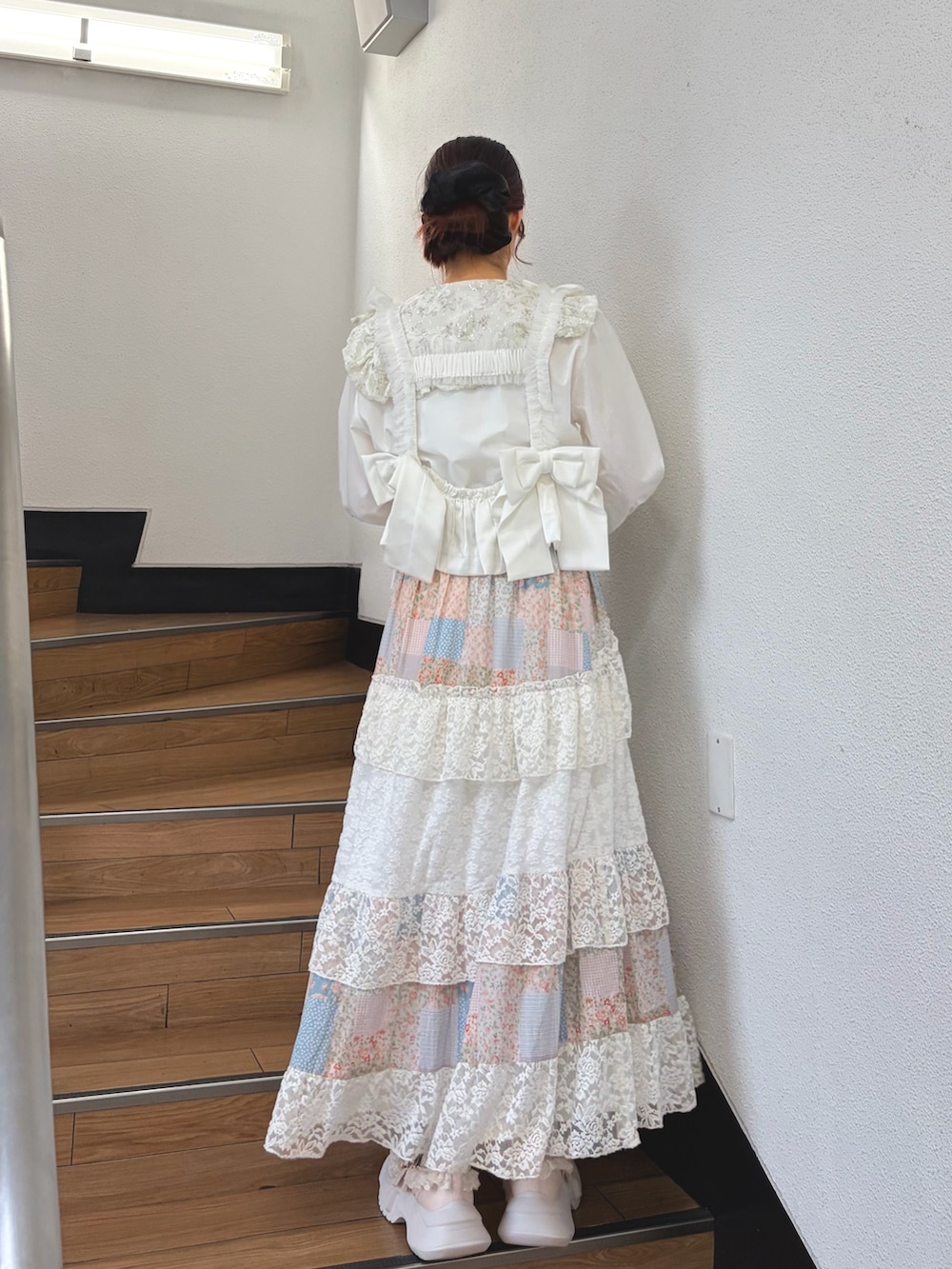 ホワイト系のシャツ/ブラウス、ピンク系のスカート、ブルー系のハンドバッグを着用したレディースの夏コーディネートの2枚目の写真