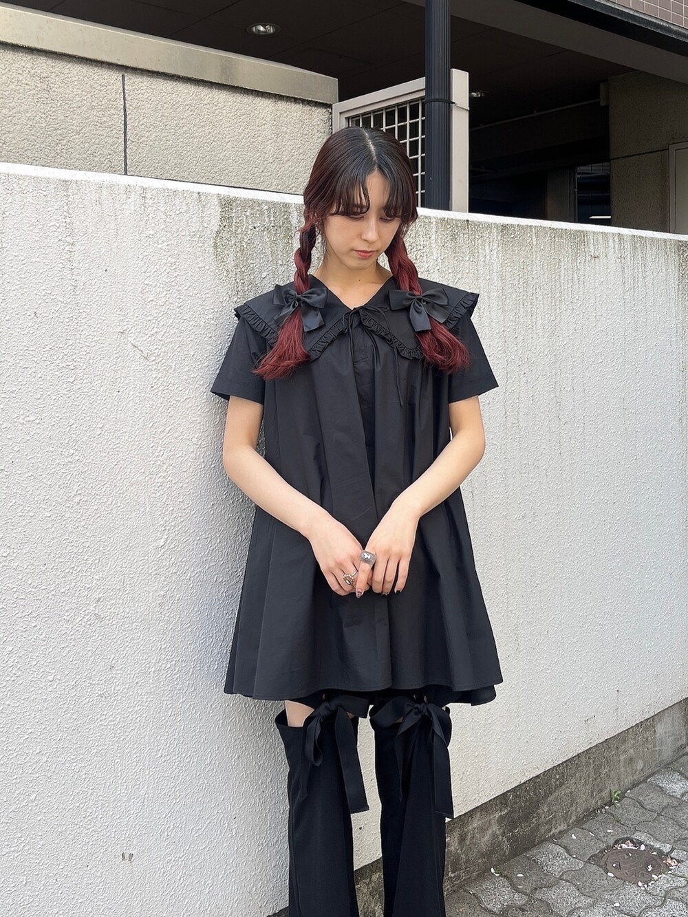 ブラック系のサンダル、ブラック系のその他パンツ、ブラック系のワンピースを着用したレディースの春コーディネートの2枚目の写真