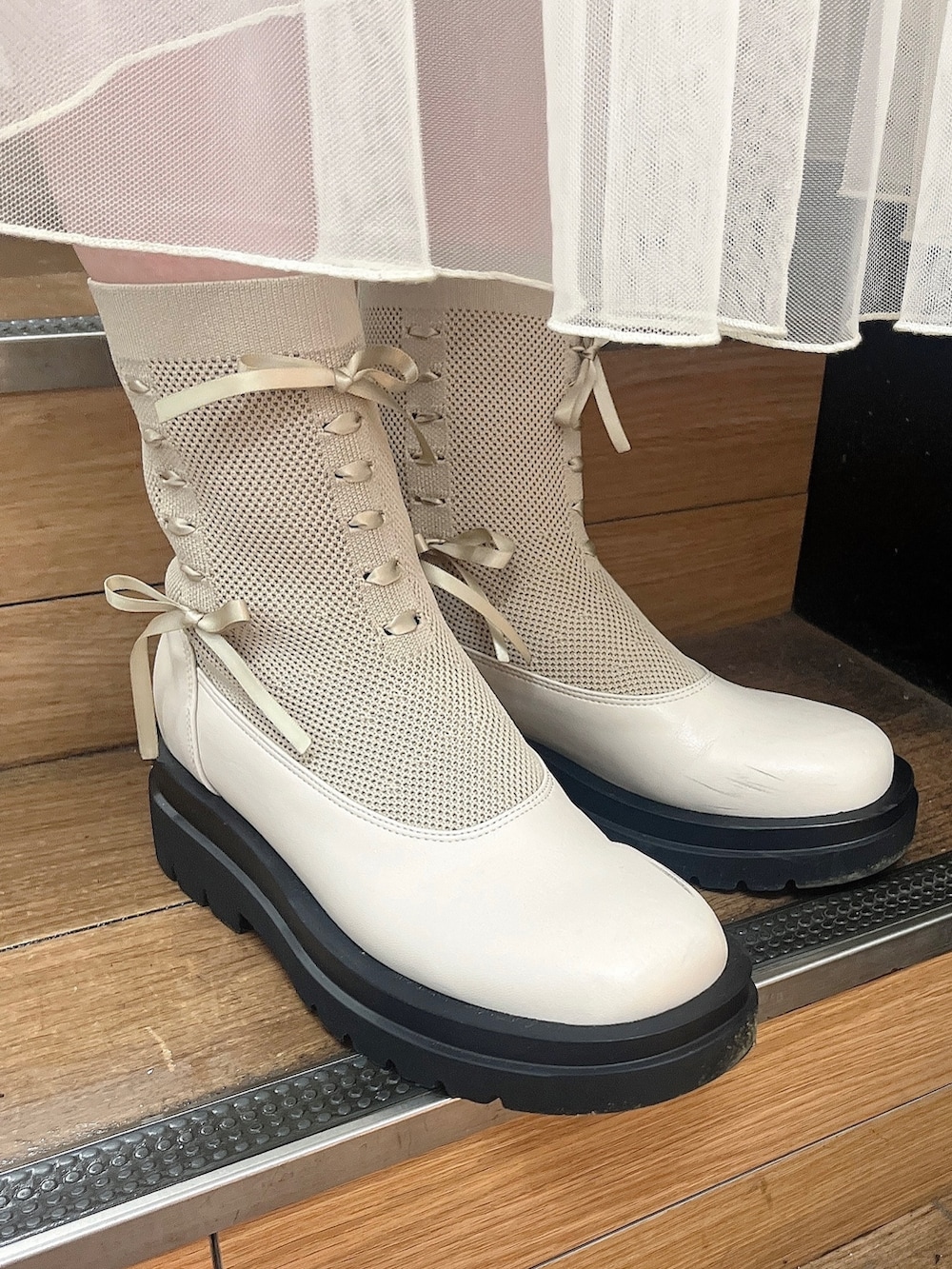 ホワイト系のワンピース、ホワイト系のブーツ、ホワイト系のテーラードジャケットを着用したレディースの夏コーディネートの3枚目の写真