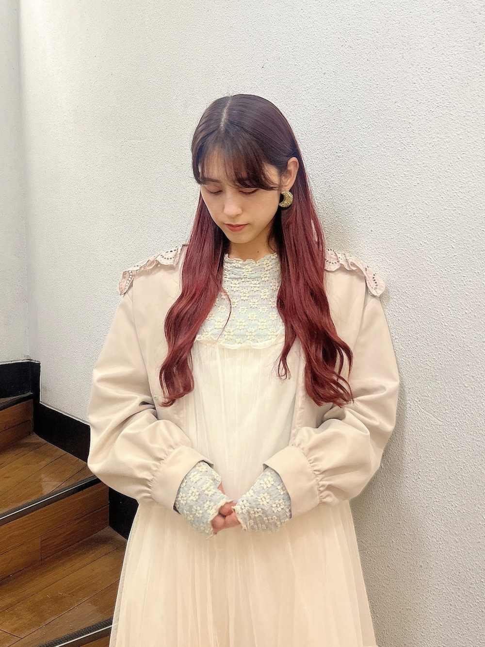 ホワイト系のワンピース、ホワイト系のブーツ、ホワイト系のテーラードジャケットを着用したレディースの夏コーディネートの2枚目の写真