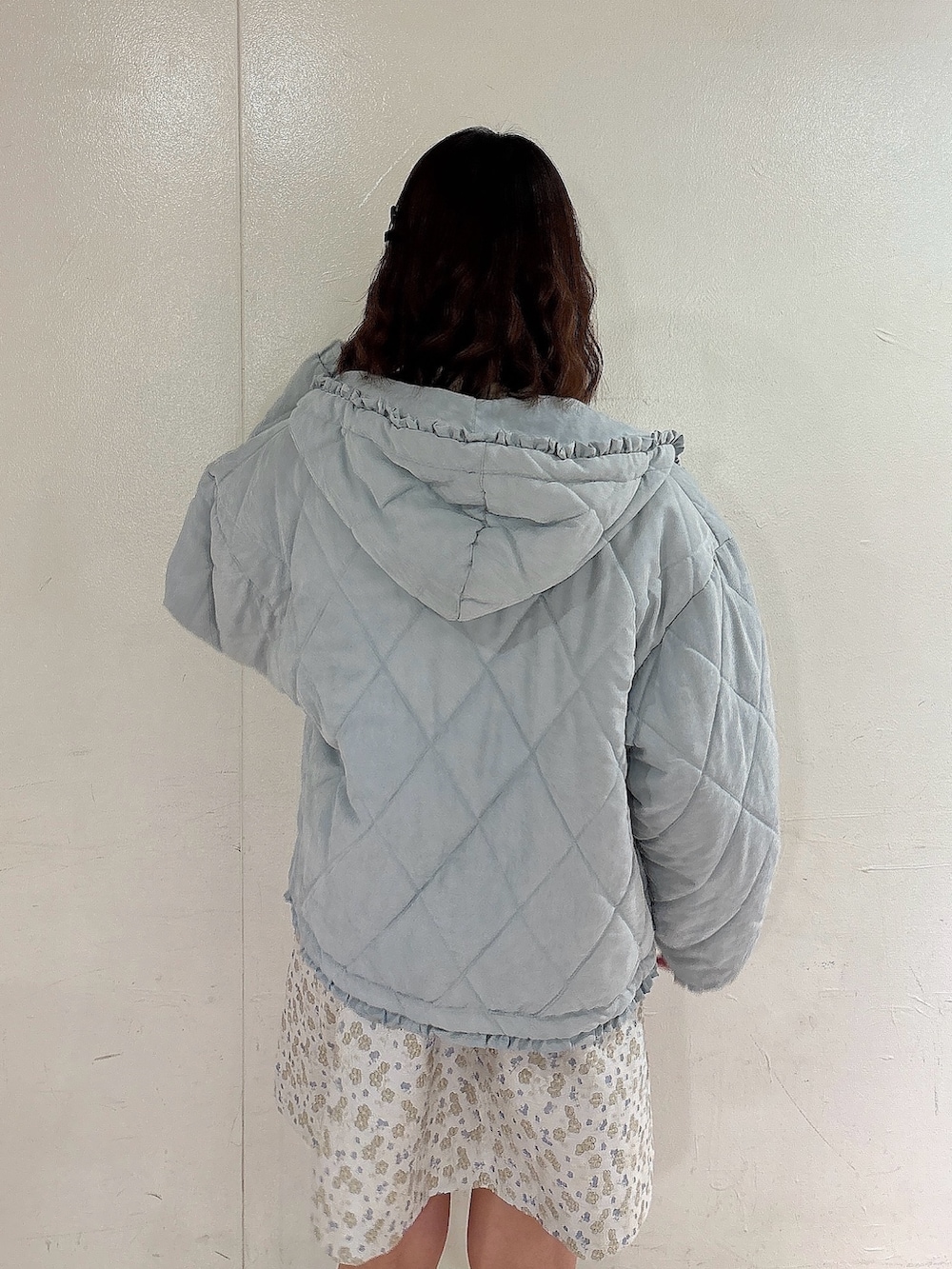 ホワイト系のワンピース、ホワイト系のローファー、ブルー系のダウンジャケット/コートを着用したレディースの冬コーディネートの4枚目の写真