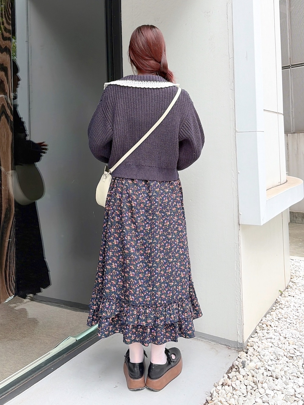ブルー系のカーディガン/ボレロ、ホワイト系のショルダーバッグ、ブルー系のワンピースを着用したレディースの秋コーディネートの3枚目の写真