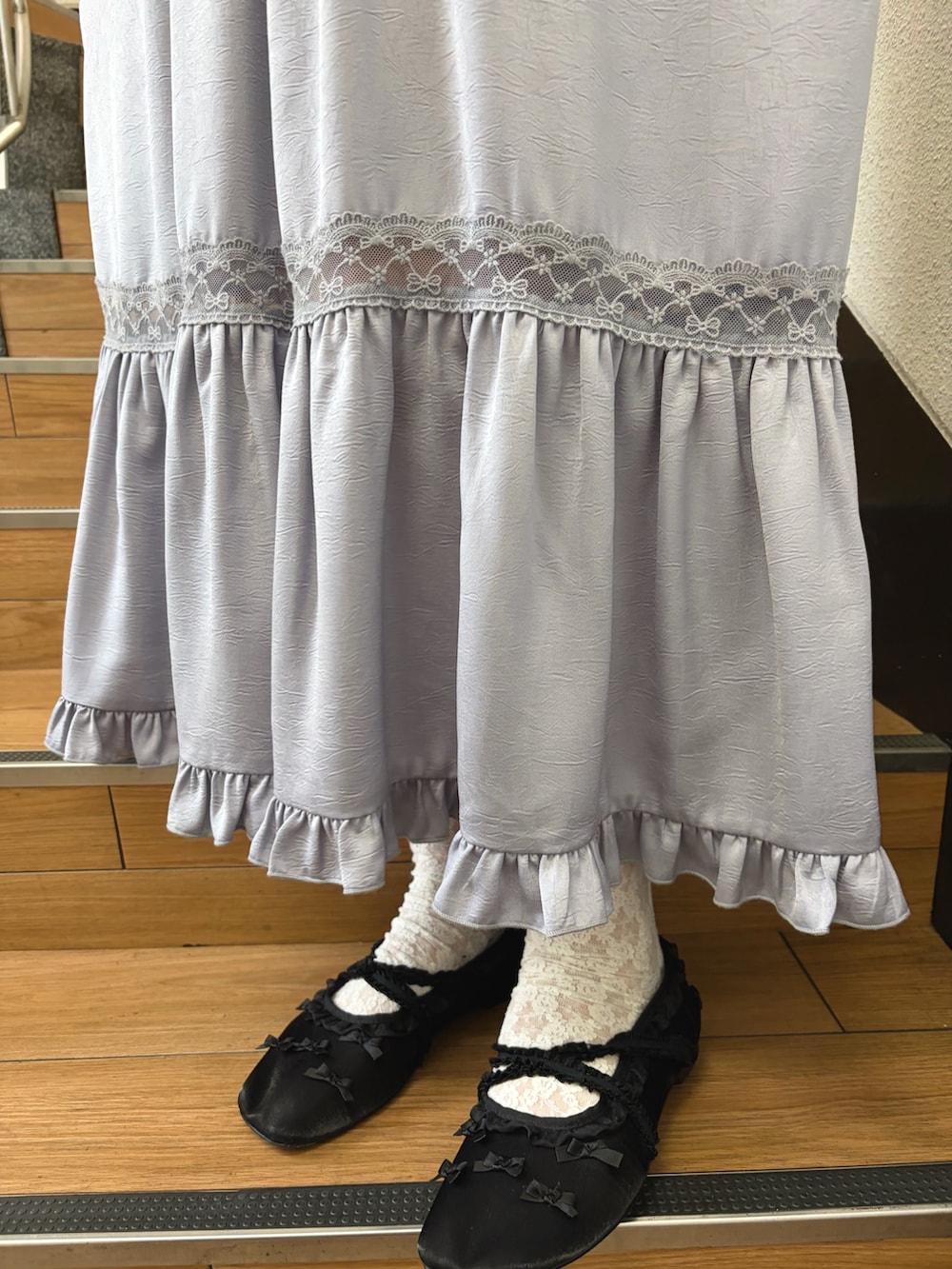 ブルー系のシャツ/ブラウス、ブルー系のワンピース、ホワイト系のハンドバッグを着用したレディースの夏コーディネートの7枚目の写真
