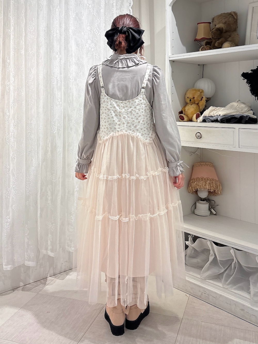 ピンク系のワンピース、グレー系のシャツ/ブラウス、ピンク系のブーツを着用したレディースの秋コーディネートの2枚目の写真