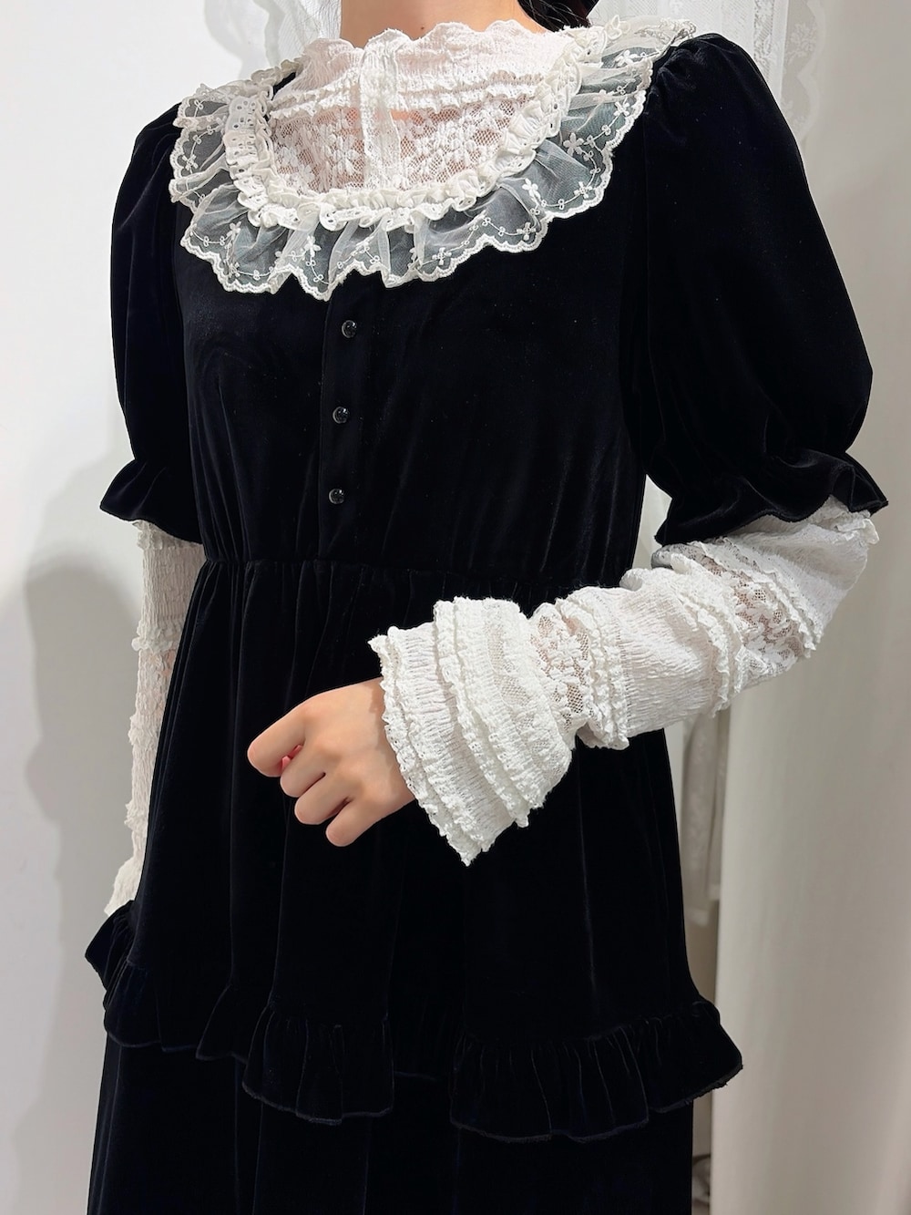 ホワイト系のTシャツ/カットソー、ブラック系のワンピース、ブラック系のバレエシューズを着用したレディースの春コーディネートの5枚目の写真
