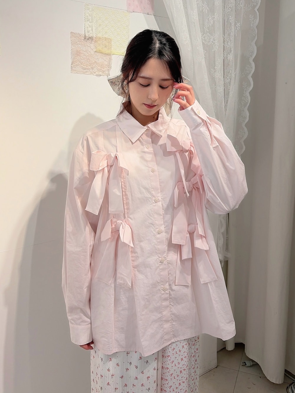 ピンク系のシャツ/ブラウス、ピンク系のスカート、ベージュ系のボストンバッグを着用したレディースの冬コーディネートの3枚目の写真