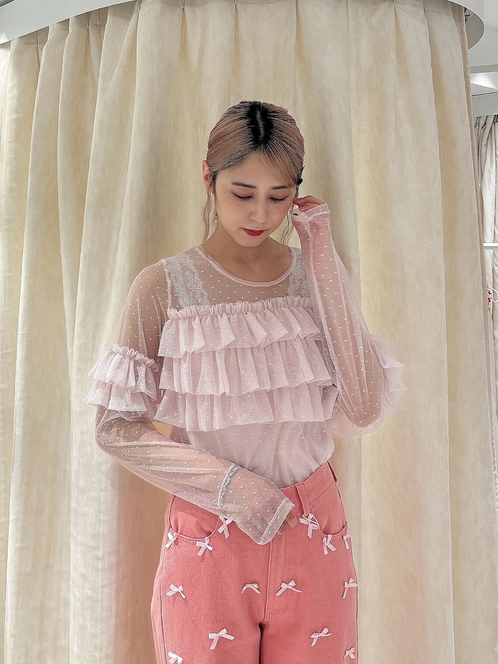 ピンク系のTシャツ/カットソー、ピンク系のデニムパンツ、ホワイト系のスニーカーを着用したレディースの夏コーディネートの3枚目の写真