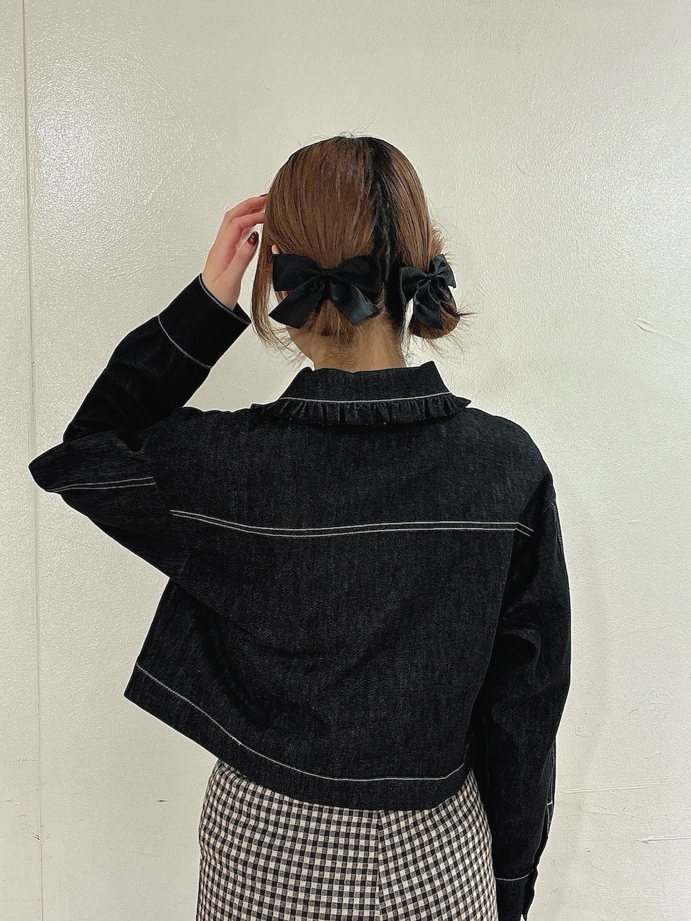 ブラック系のデニムジャケット、ブラック系のTシャツ/カットソー、ブラウン系のスラックスを着用したレディースの夏コーディネートの4枚目の写真