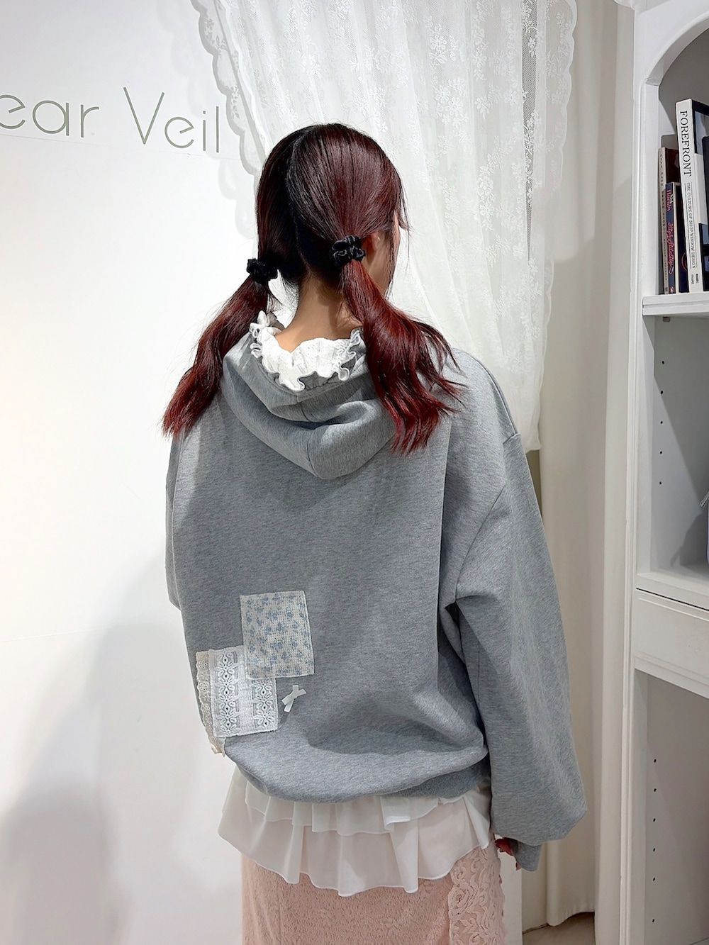 グレー系のパーカー、ホワイト系のショルダーバッグ、ホワイト系のTシャツ/カットソーを着用したレディースの秋コーディネートの5枚目の写真
