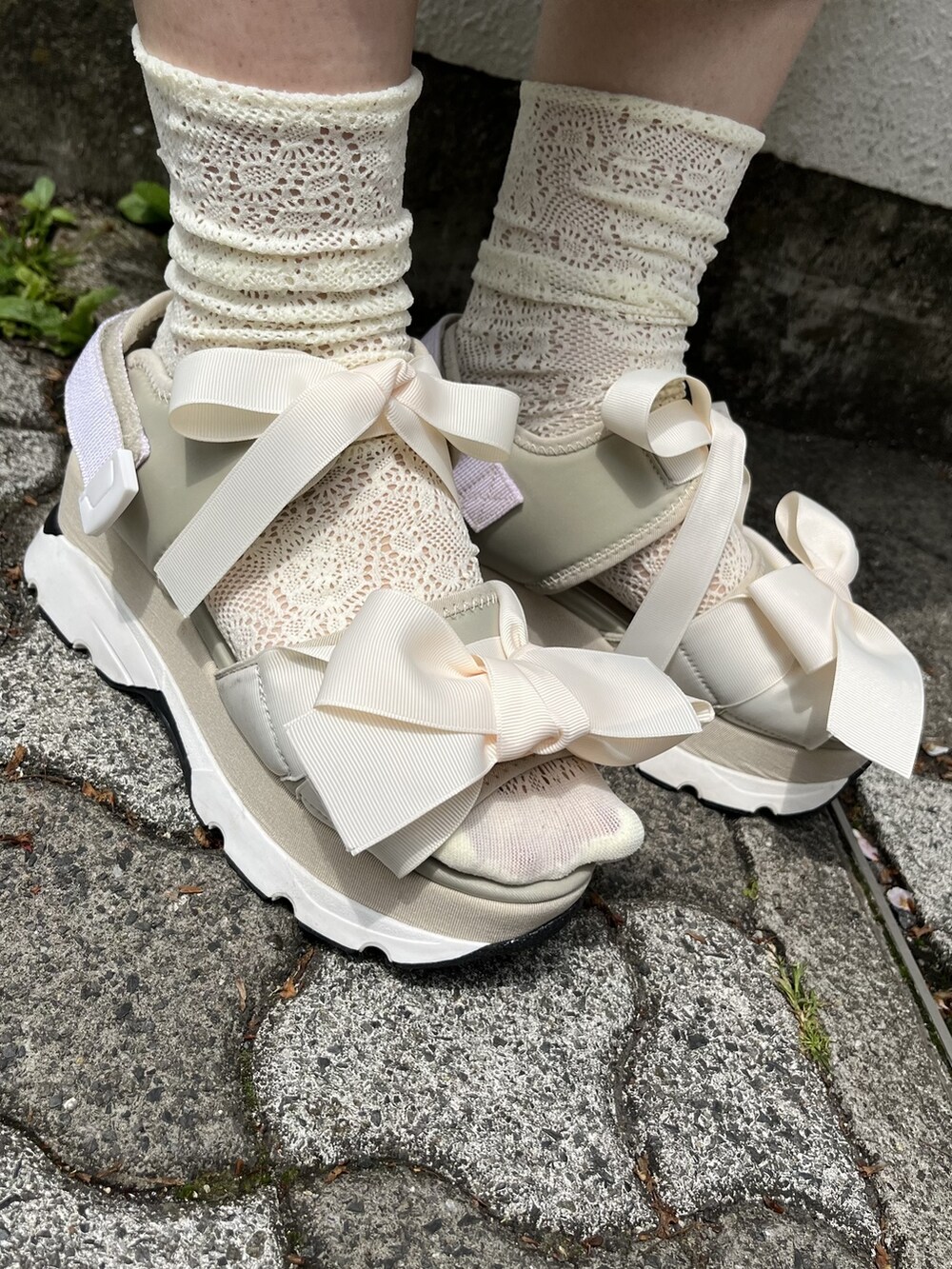 ホワイト系のショルダーバッグ、グリーン系のワンピース、ホワイト系のサンダルを着用したレディースの春コーディネートの4枚目の写真