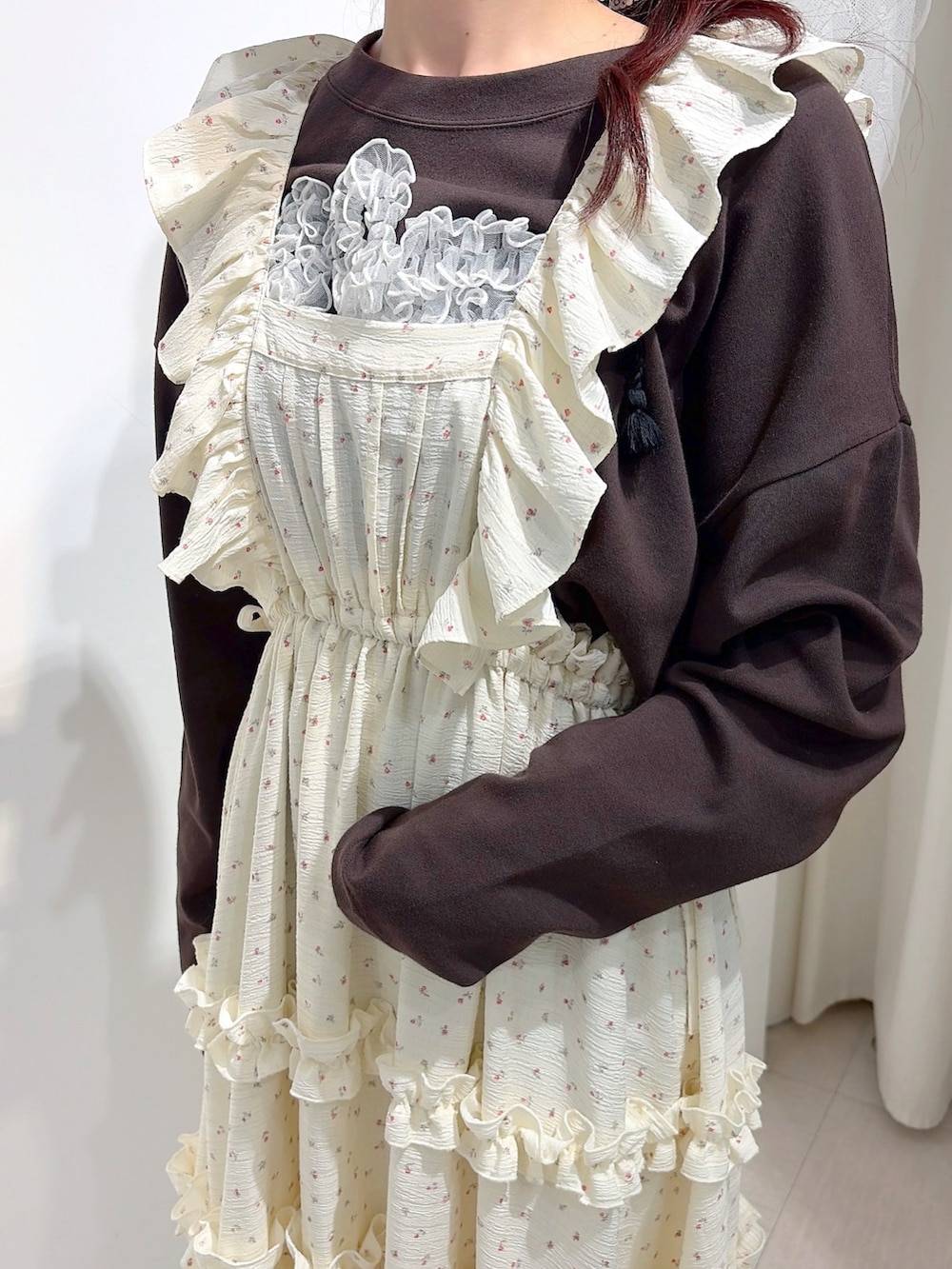 ブラウン系のTシャツ/カットソー、その他のワンピース、ホワイト系のショルダーバッグを着用したレディースの秋コーディネートの6枚目の写真