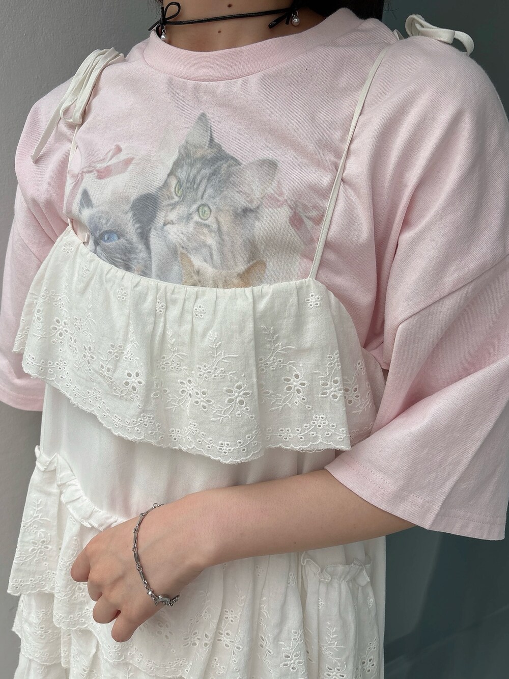 ピンク系のTシャツ/カットソー、ホワイト系のワンピース、ホワイト系のスニーカーを着用したレディースの春コーディネートの5枚目の写真