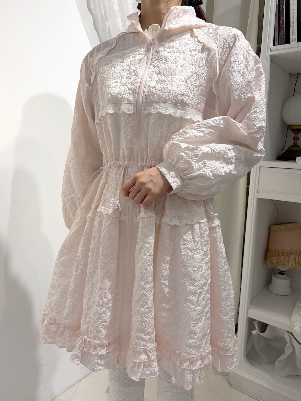 ホワイト系のその他パンツ、ホワイト系のショルダーバッグ、ピンク系のワンピースを着用したレディースの夏コーディネートの5枚目の写真