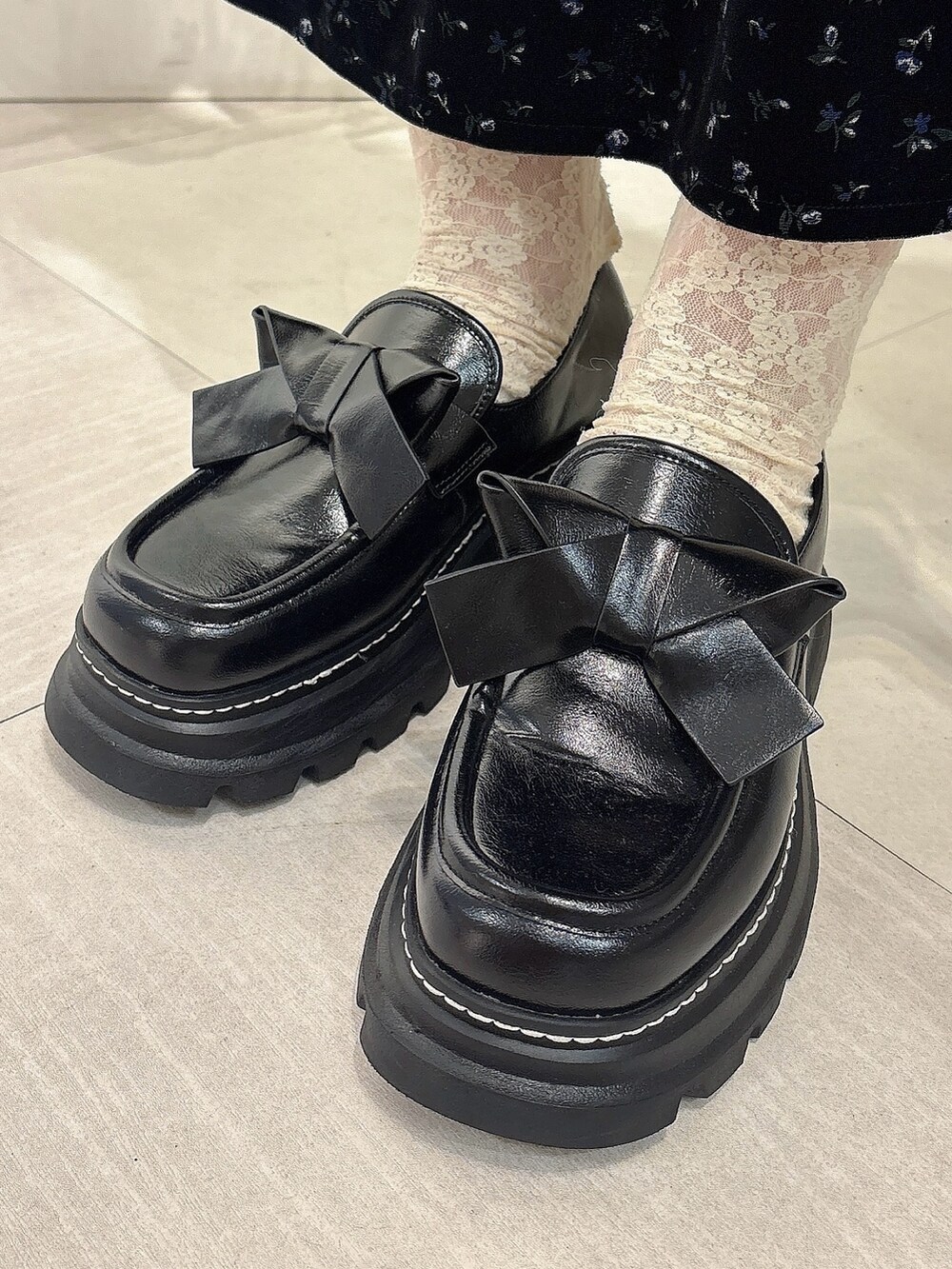その他のワンピース、ブラック系のカーディガン/ボレロ、グレー系のニット/セーターを着用したレディースの秋コーディネートの6枚目の写真